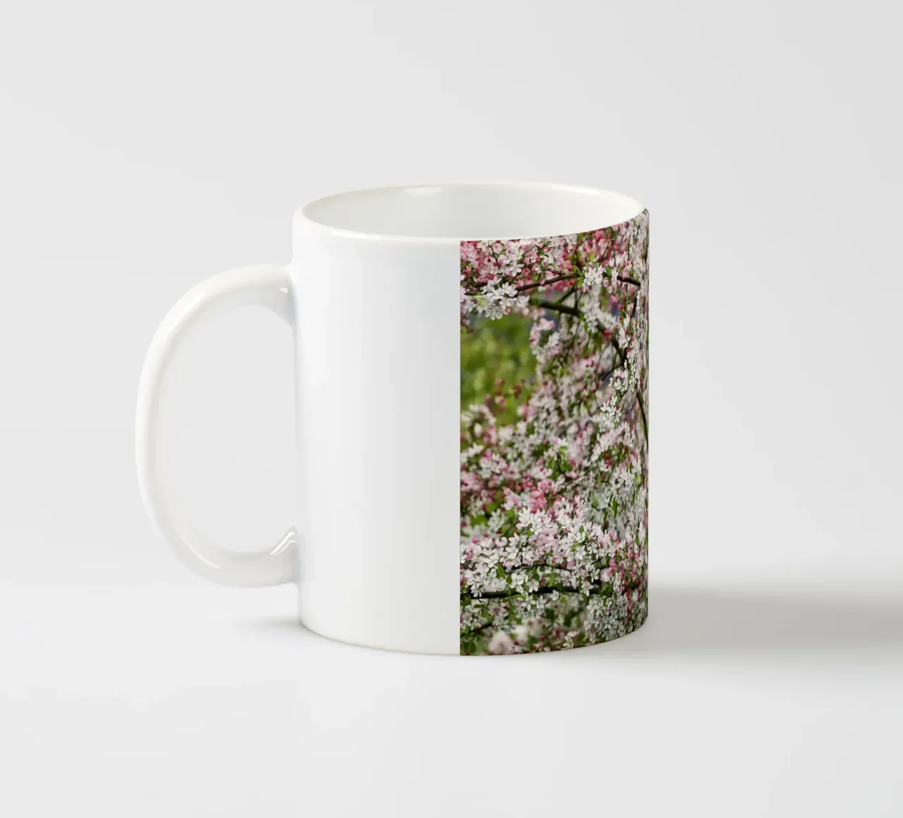 Delicate Blossoms – The Beauty of Soft Spring Blooms tazza in ceramica da Curious Collections by Marielle Leenders