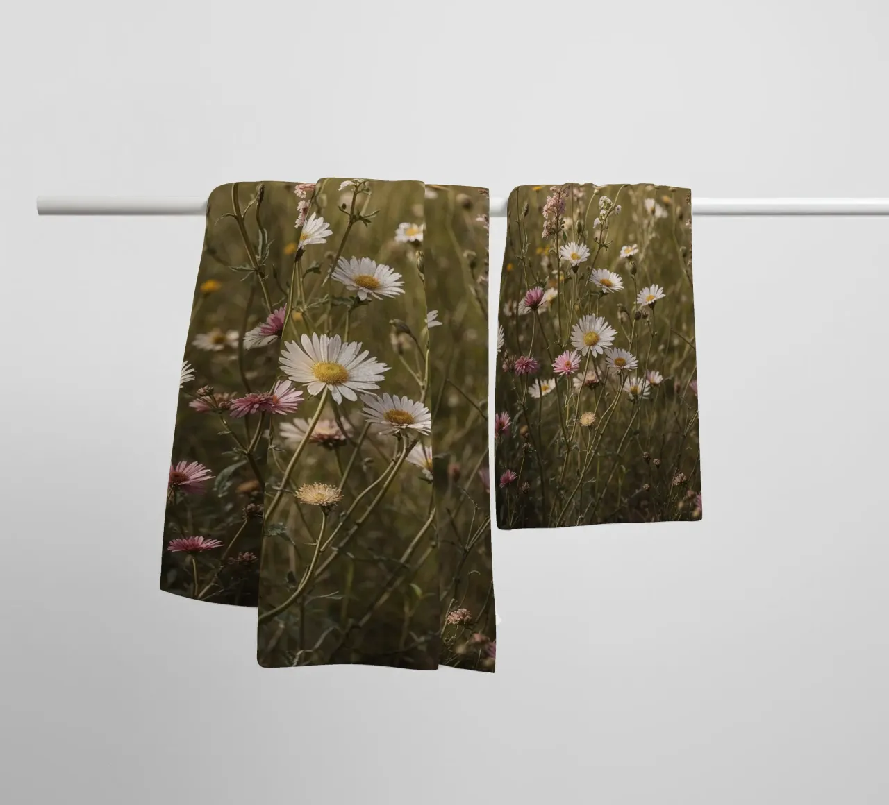 Campo di fiori selvatici asciugamano da bagno da VintageBotanics
