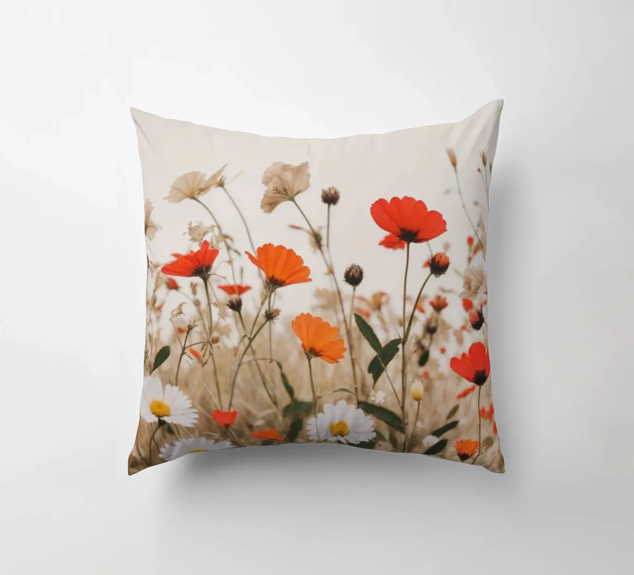 Campo di fiori selvatici con papaveri cuscino da VintageBotanics