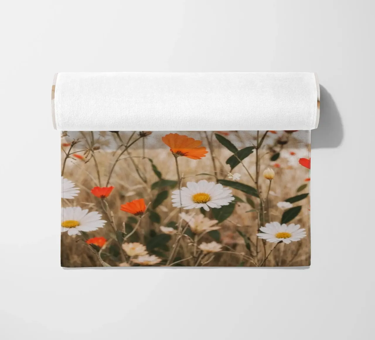 Campo di fiori selvatici con papaveri telo mare da VintageBotanics