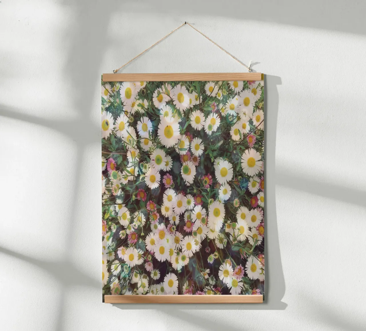 Giardino delle margherite poster con telaio in plastica da Cassia Beck Photography