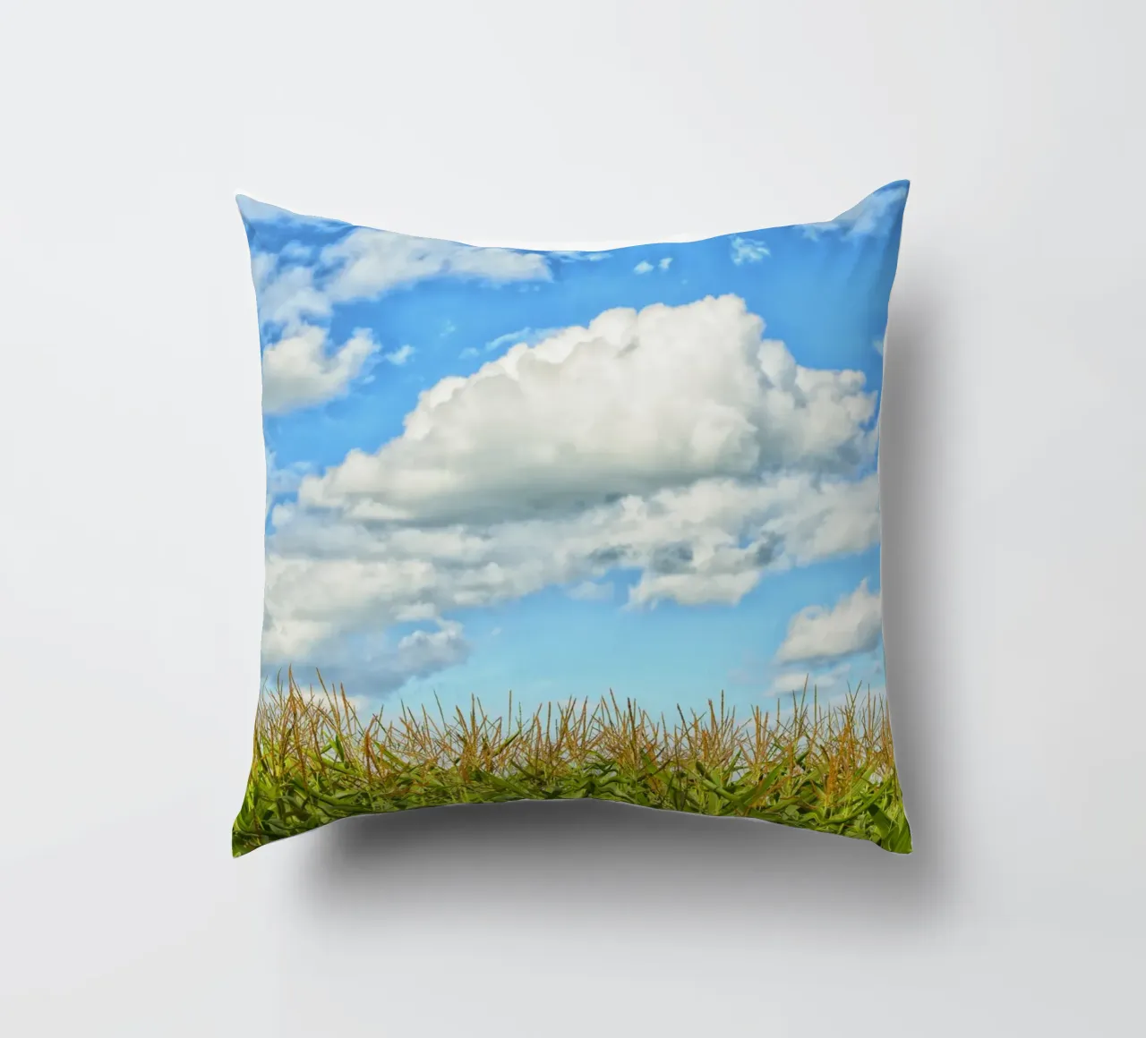 Cornfield Dreams – Where Earth Meets Sky cuscino da Curious Collections by Marielle Leenders