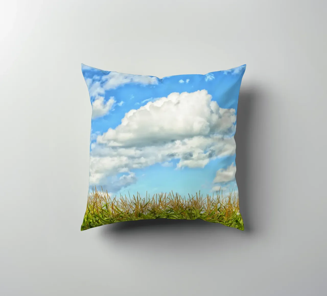 Cornfield Dreams – Where Earth Meets Sky cuscino da Curious Collections by Marielle Leenders