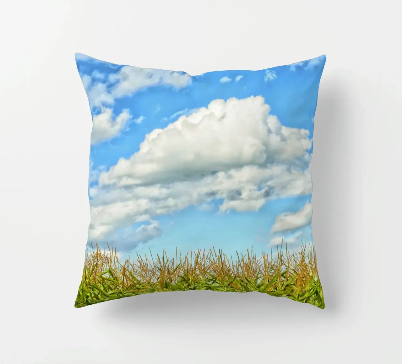 Cornfield Dreams – Where Earth Meets Sky cuscino da Curious Collections by Marielle Leenders