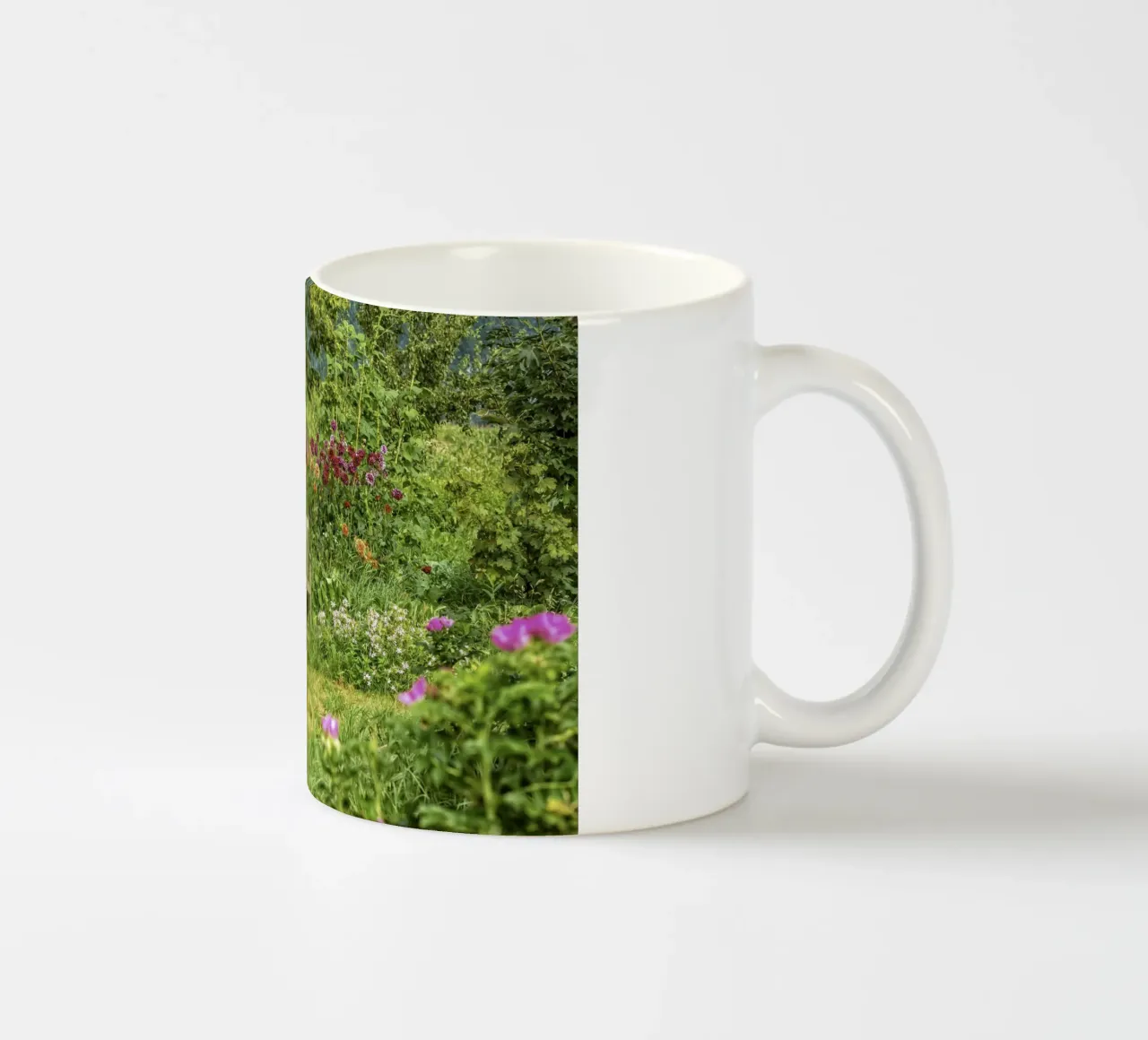 Bench nestled within a vibrant flower garden tazza in ceramica da Curious Collections by Marielle Leenders
