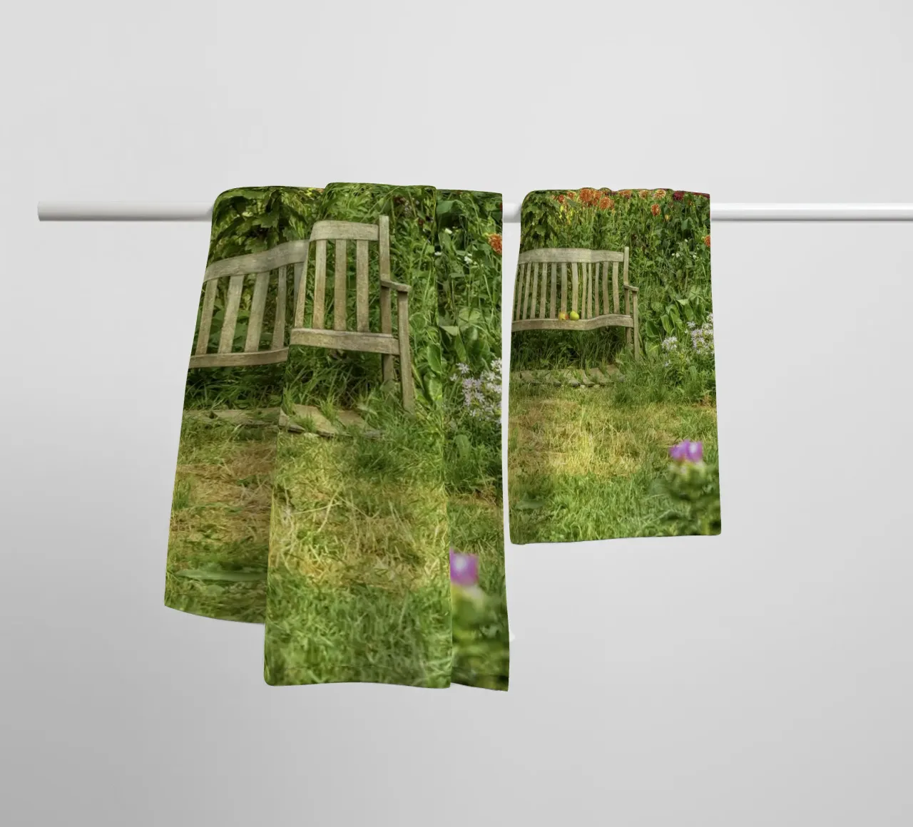 Bench nestled within a vibrant flower garden asciugamano da bagno da Curious Collections by Marielle Leenders