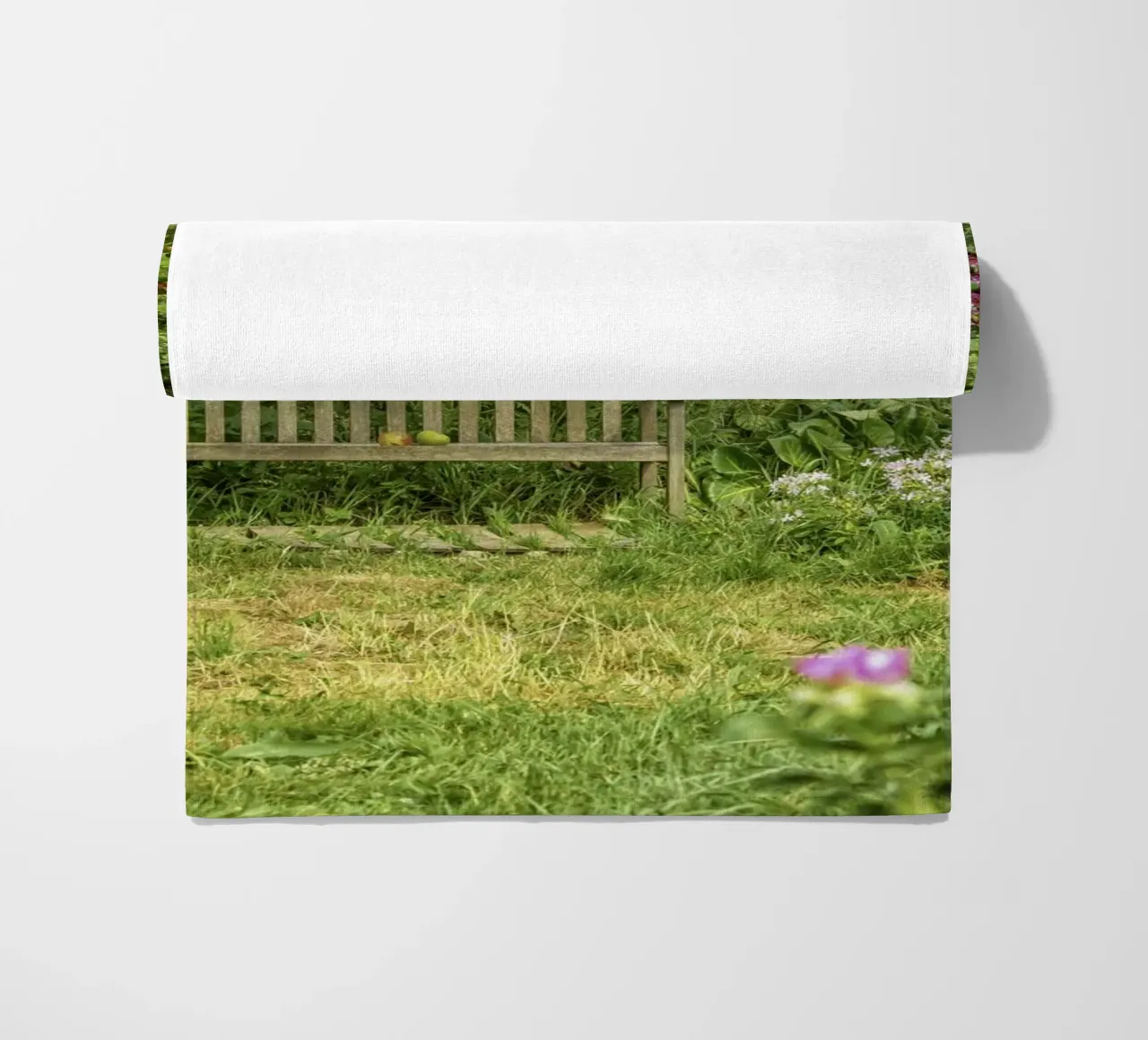 Bench nestled within a vibrant flower garden telo mare da Curious Collections by Marielle Leenders