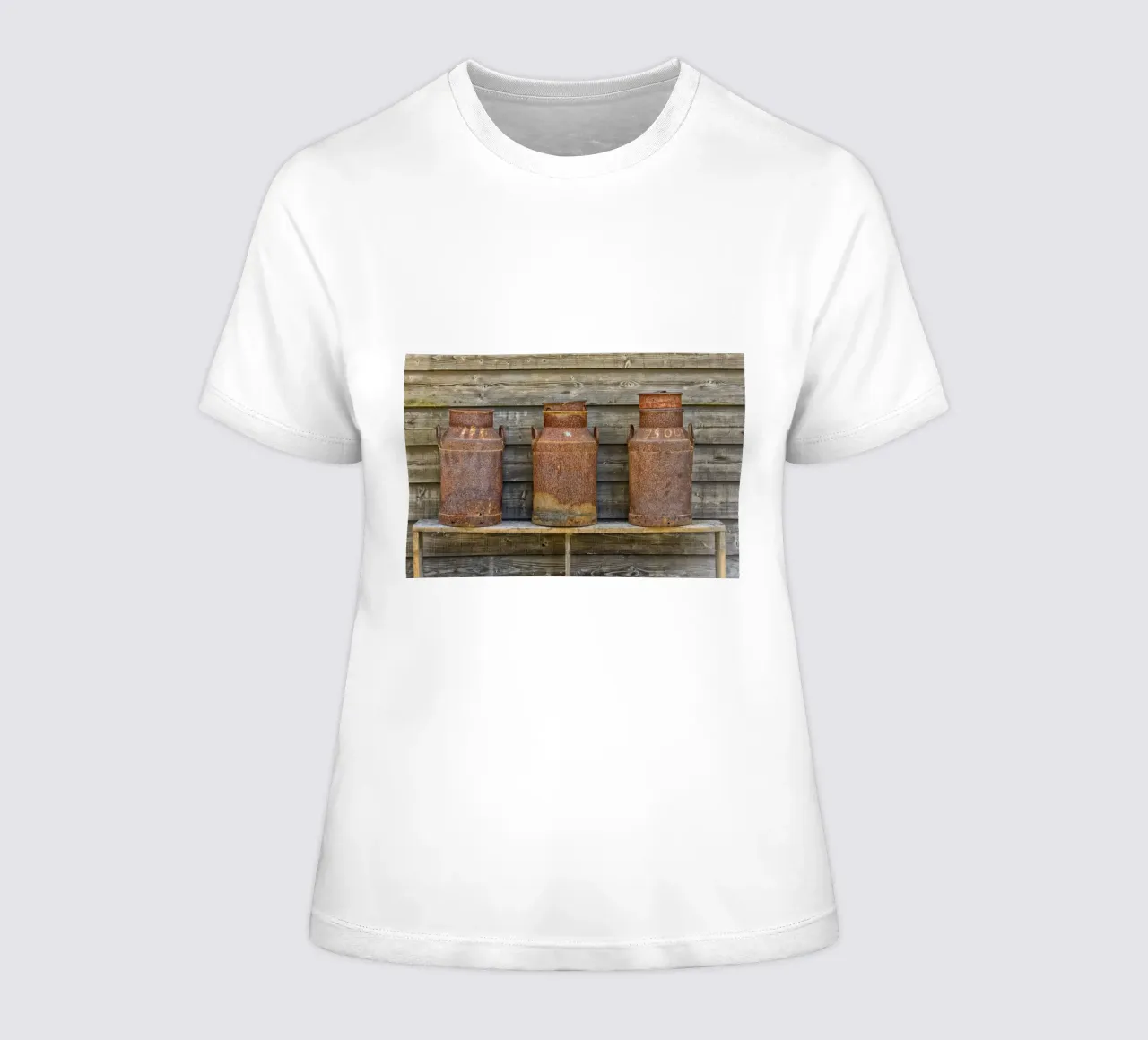 Vintage Farm Charm - Three Rusty Milk Cans in a Row t-shirt da donna da Curious Collections by Marielle Leenders