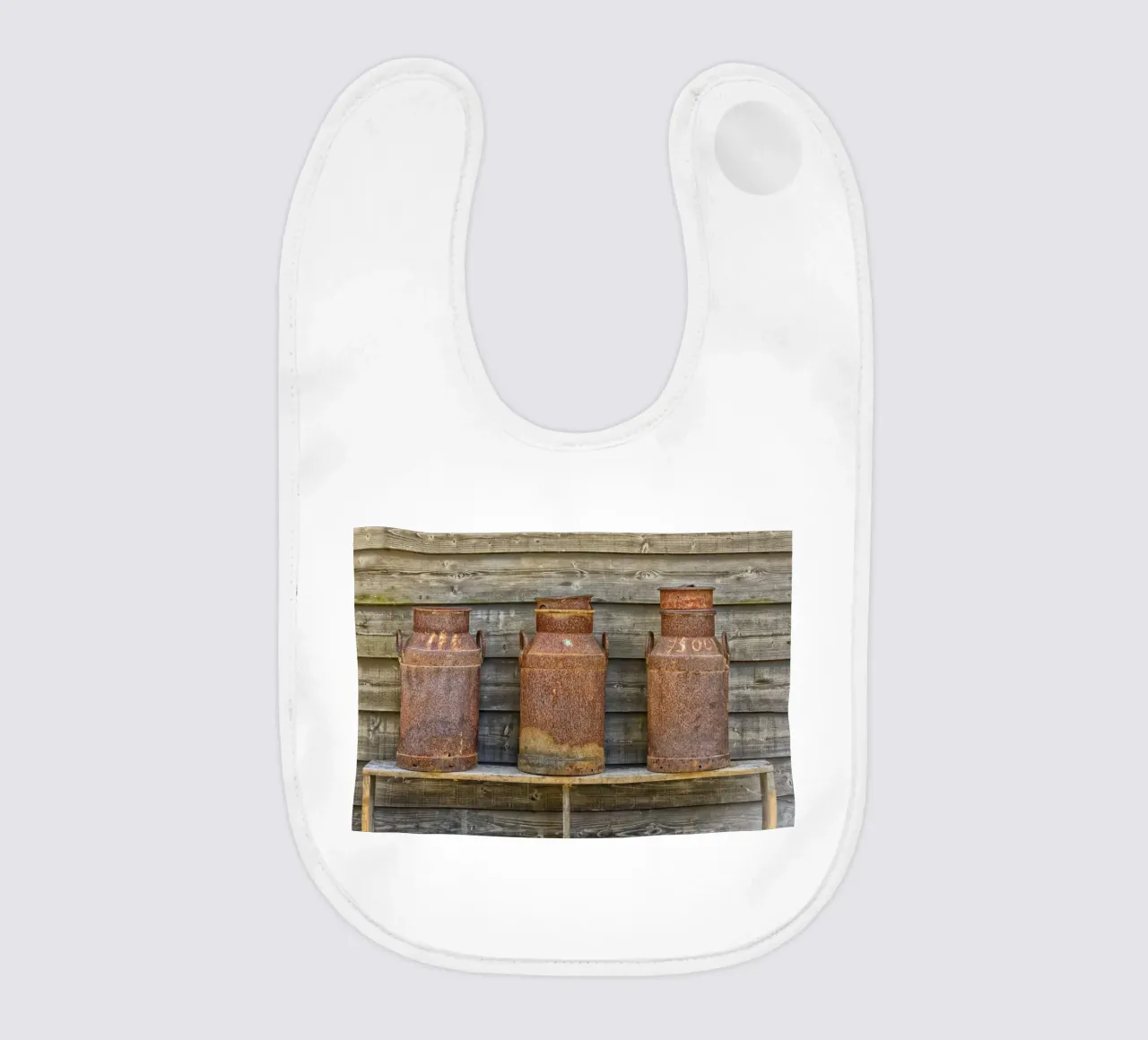 Vintage Farm Charm - Three Rusty Milk Cans in a Row bavaglino da Curious Collections by Marielle Leenders