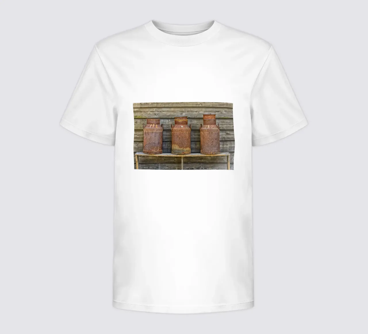 Vintage Farm Charm - Three Rusty Milk Cans in a Row t-shirt bambini da Curious Collections by Marielle Leenders