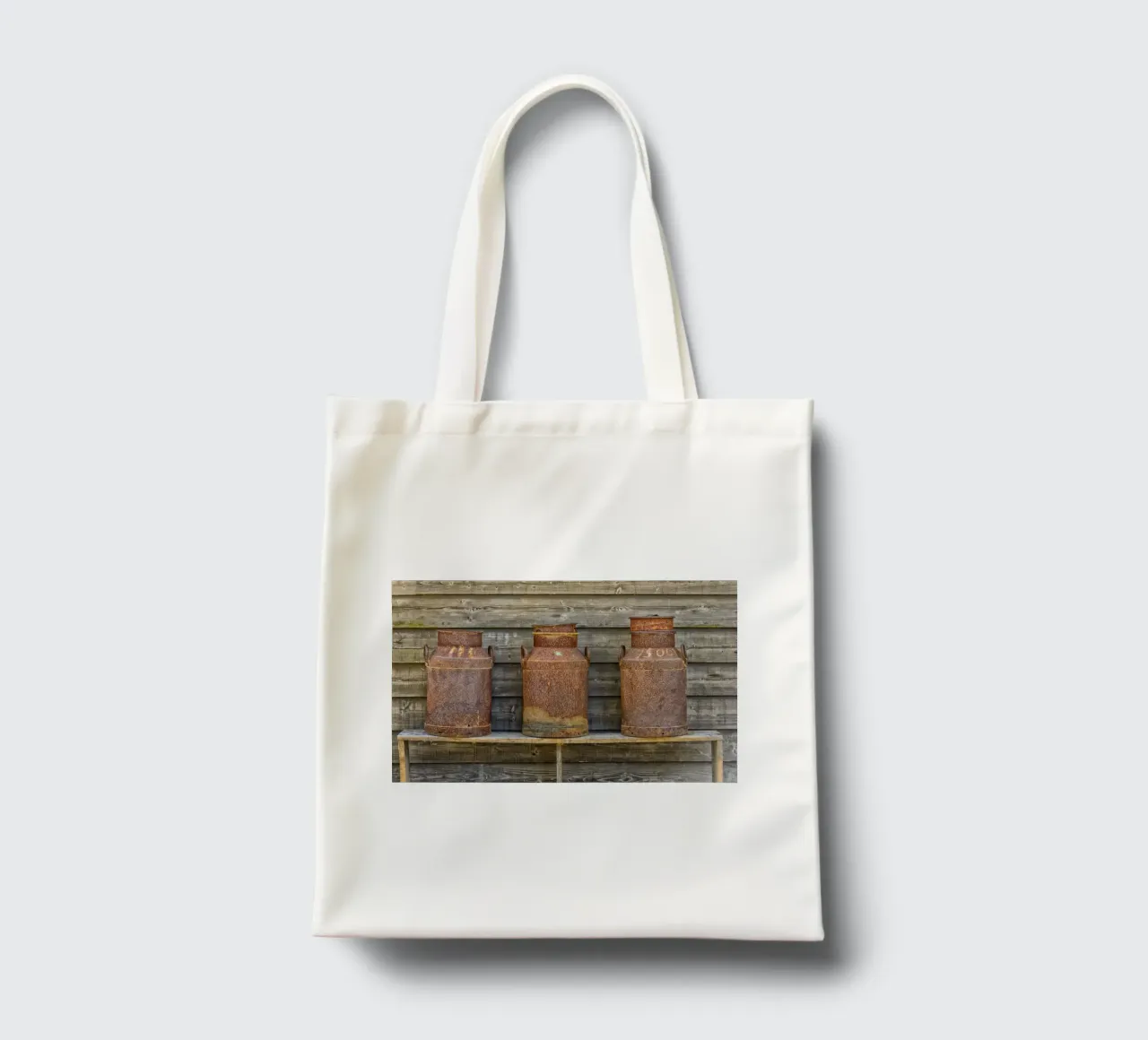 Vintage Farm Charm - Three Rusty Milk Cans in a Row borsa in juta da Curious Collections by Marielle Leenders
