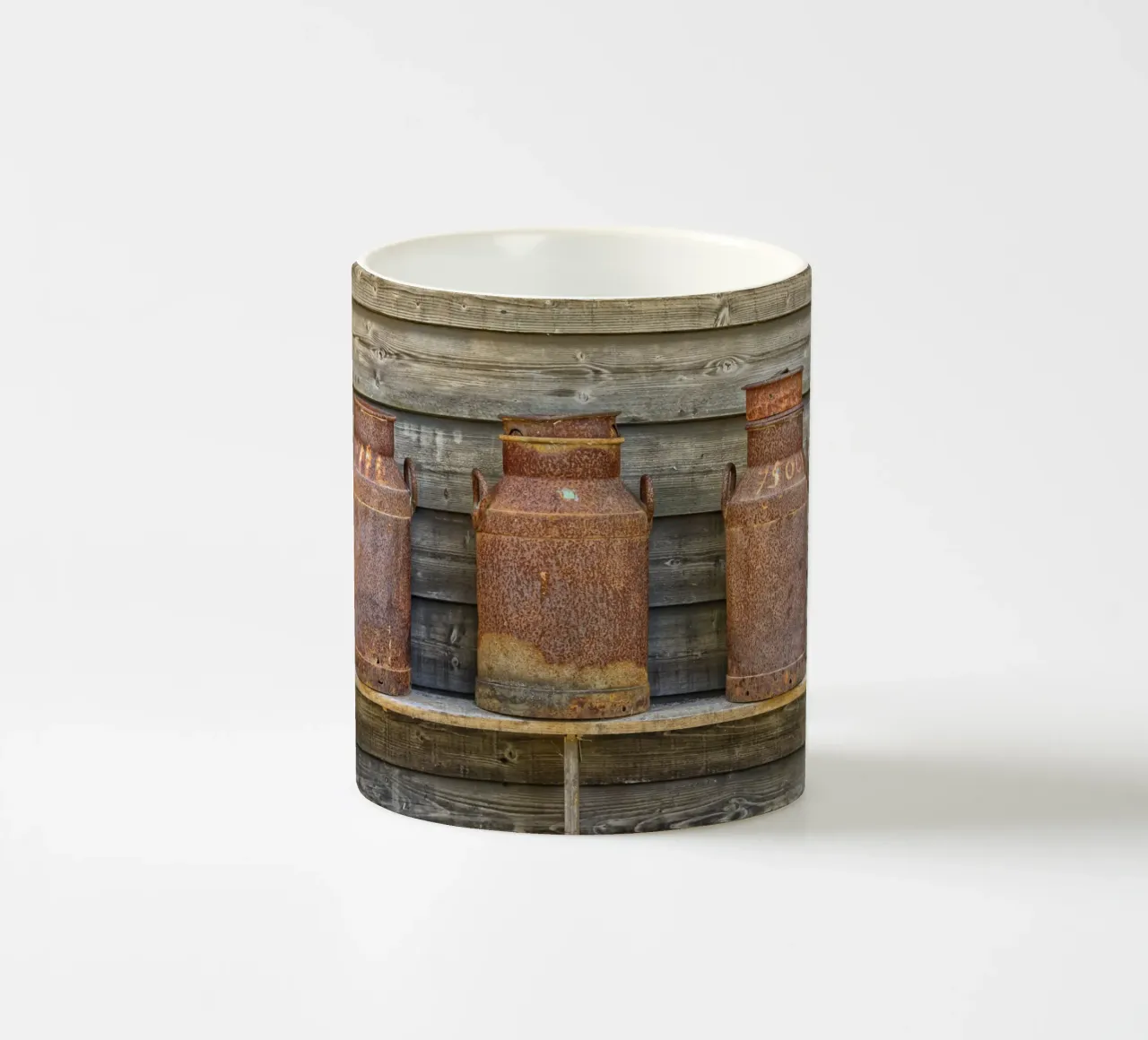 Vintage Farm Charm - Three Rusty Milk Cans in a Row tazza in ceramica da Curious Collections by Marielle Leenders