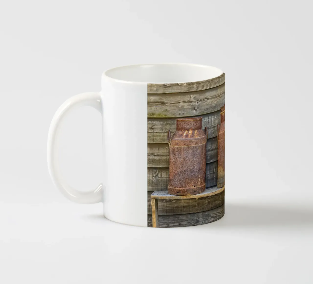 Vintage Farm Charm - Three Rusty Milk Cans in a Row tazza in ceramica da Curious Collections by Marielle Leenders