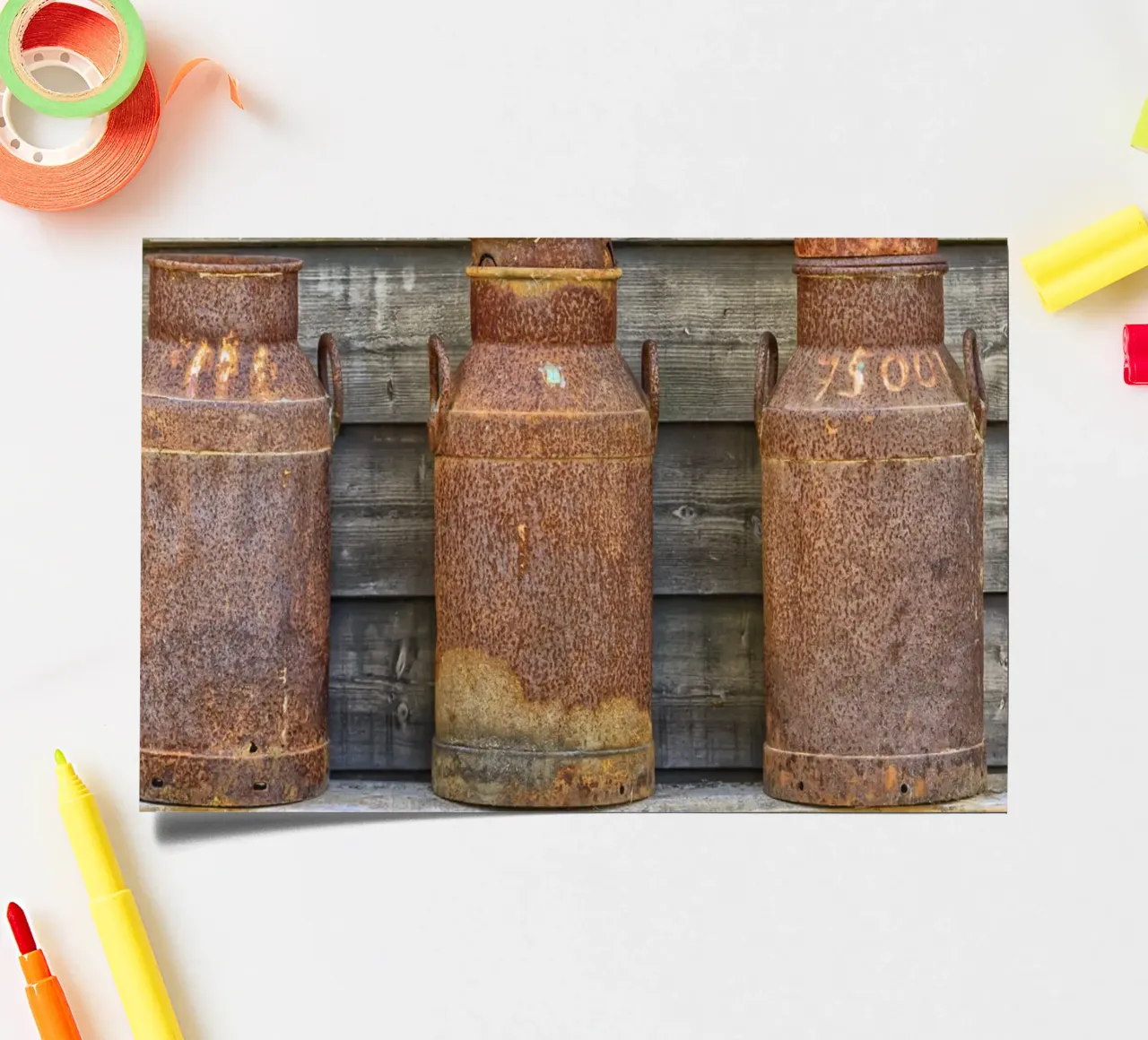 Vintage Farm Charm - Three Rusty Milk Cans in a Row foglio adesivo da Curious Collections by Marielle Leenders