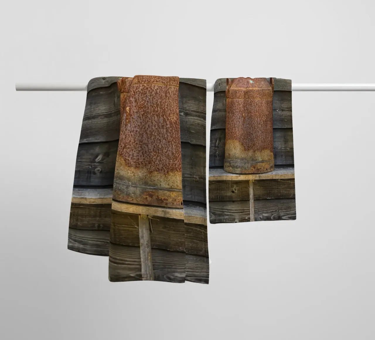 Vintage Farm Charm - Three Rusty Milk Cans in a Row asciugamano da bagno da Curious Collections by Marielle Leenders