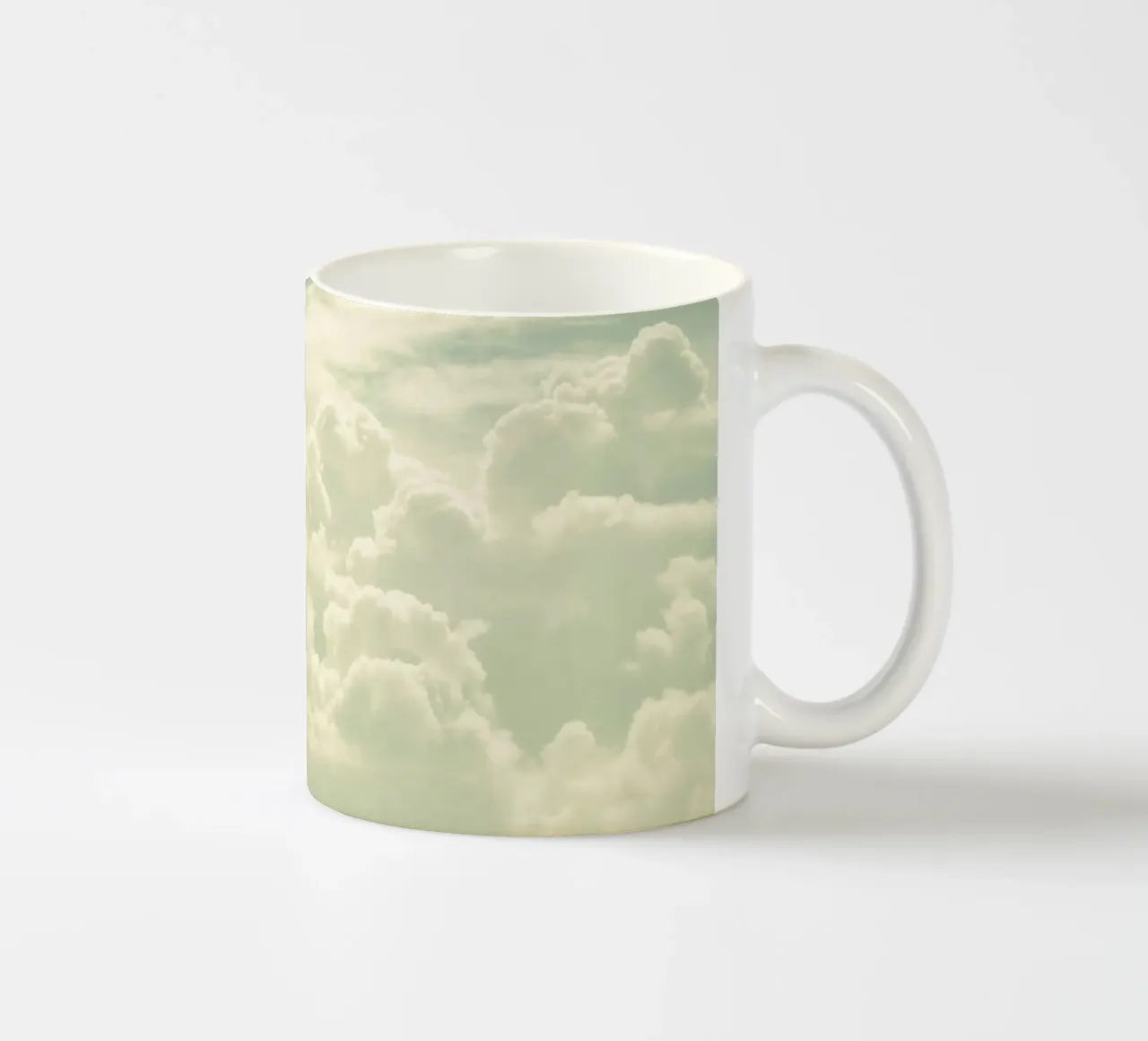 Mentre le nuvole si radunano tazza in ceramica da Cassia Beck Photography