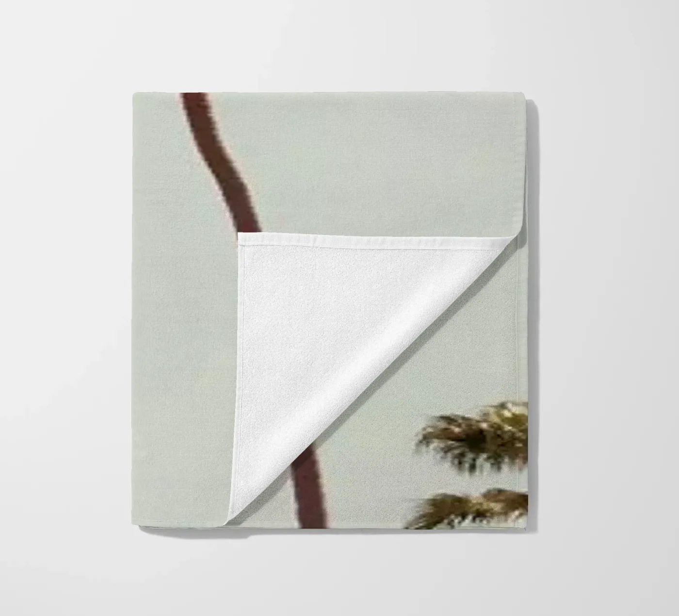 Palms Strandtuch von Catherine McDonald