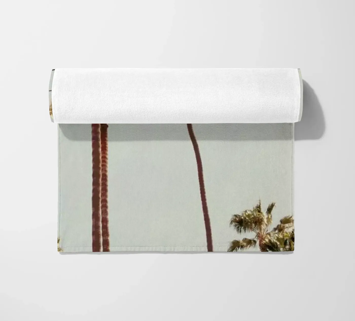 Palms Strandtuch von Catherine McDonald