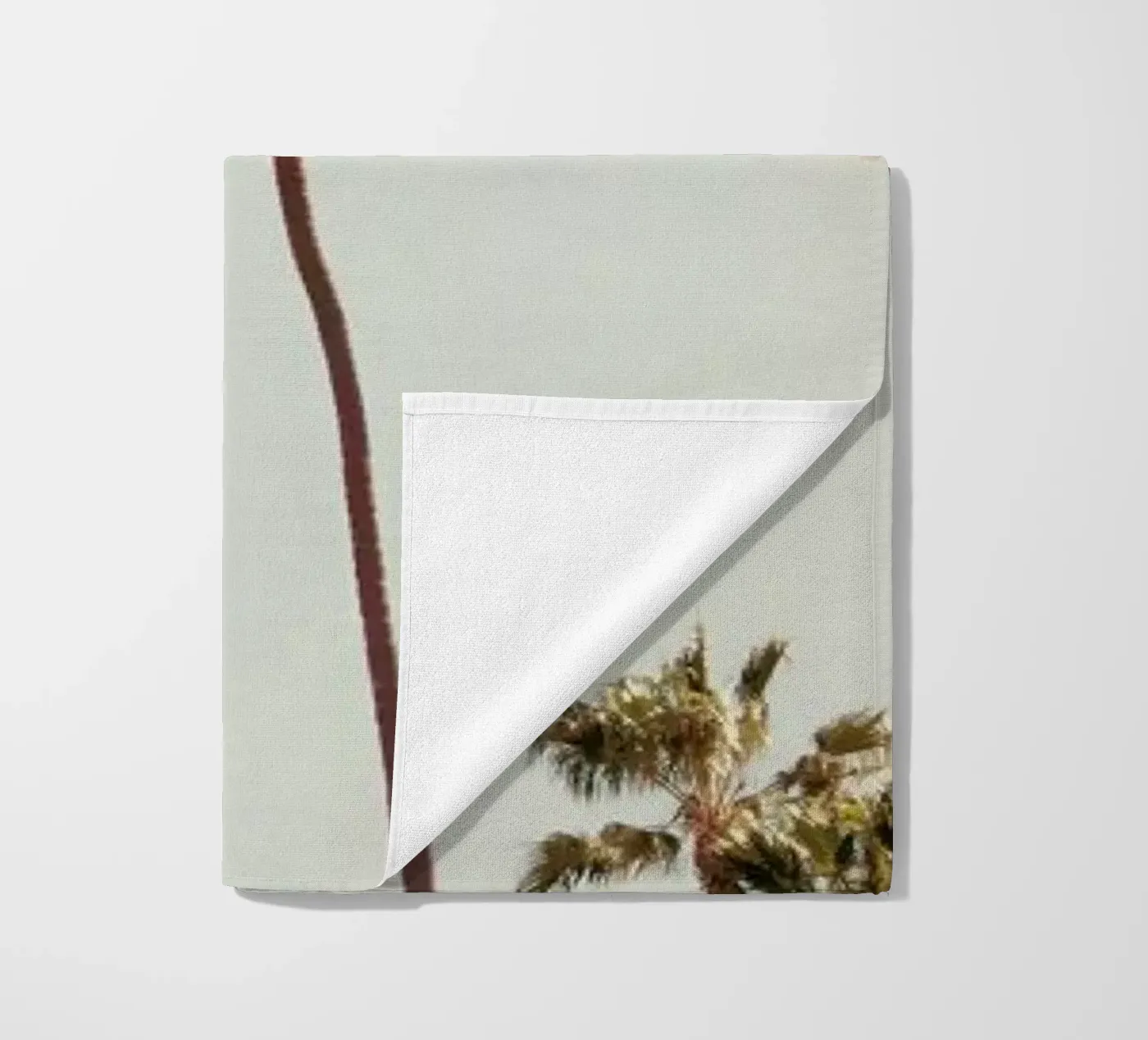 Palms Strandtuch von Catherine McDonald