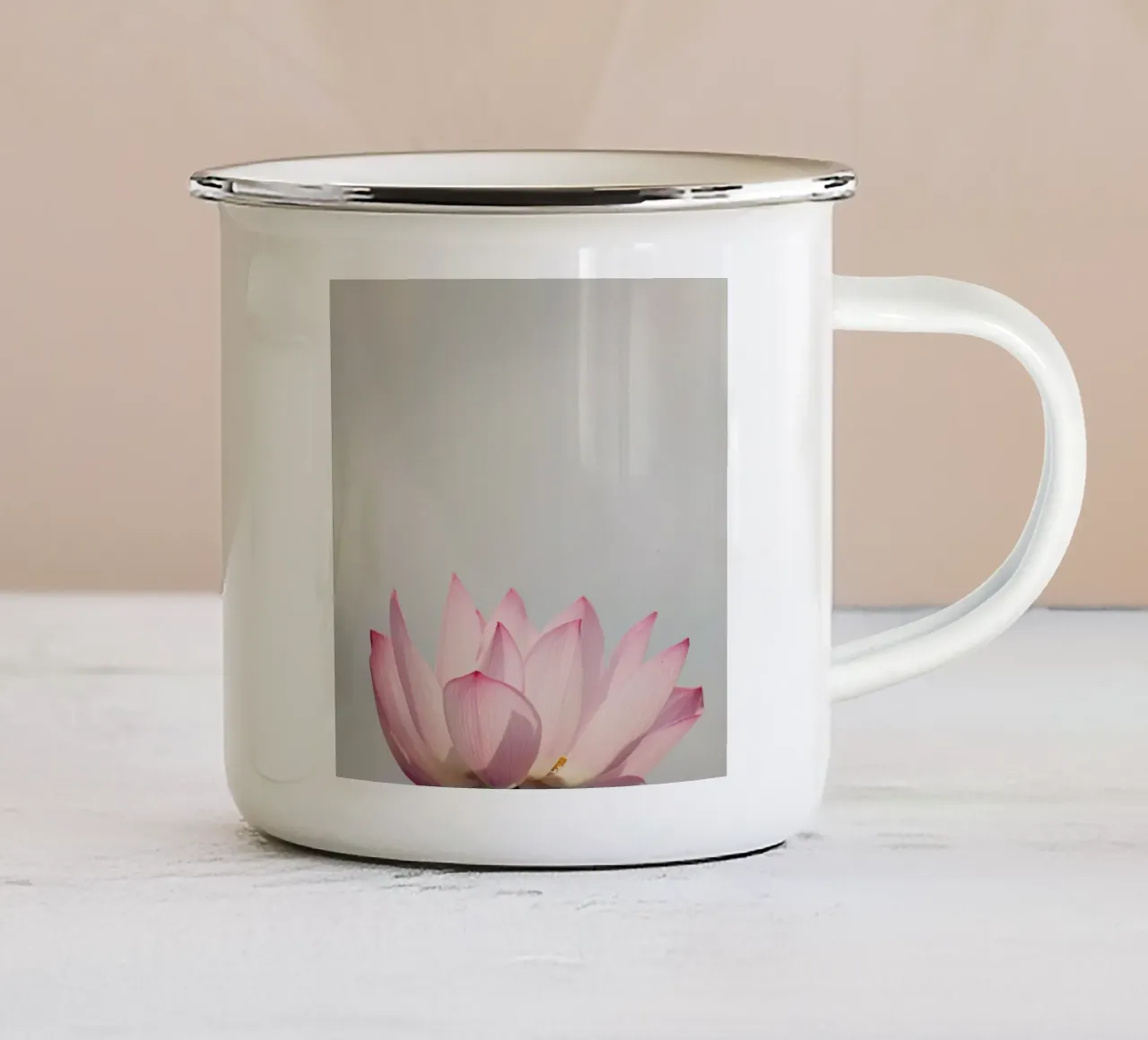 Lotus tazza in smalto da Catherine McDonald