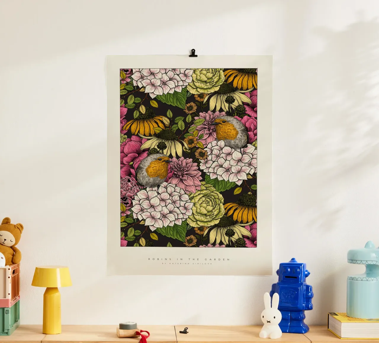 katerina Kirilova - Rotkehlchen im Garten Farbenfroh Poster von The Artcircle