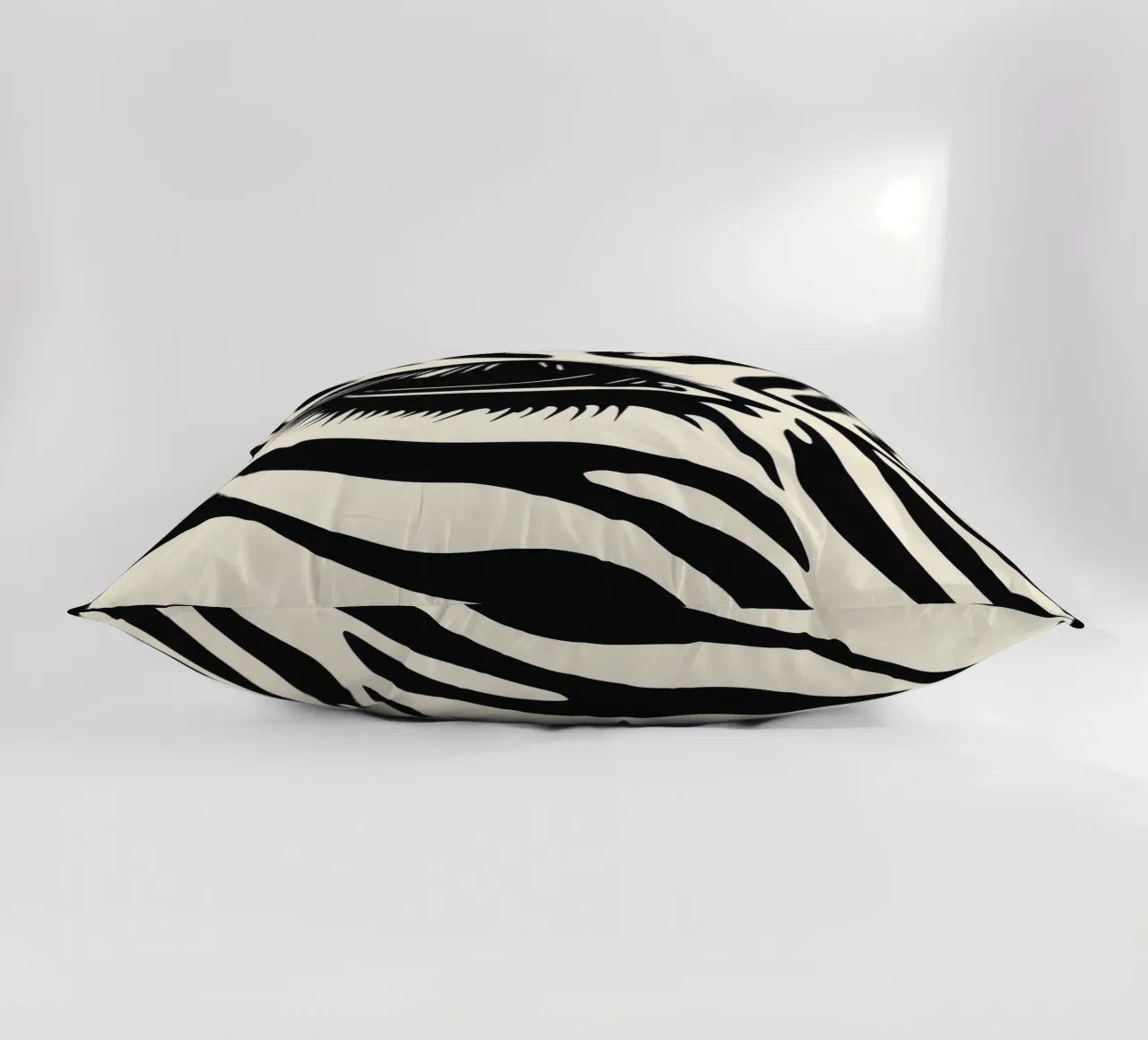 Zebra Closeup | Schwarz-Weiß Streifen Kissen von Autofocus