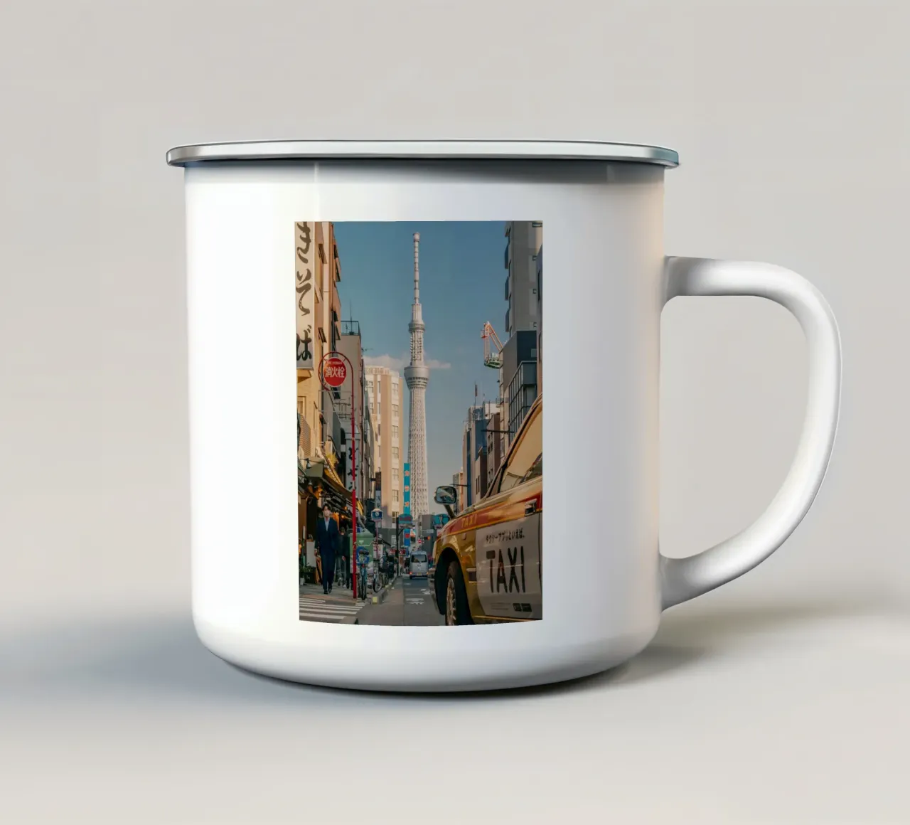 Taxi davanti alla Skytree di Tokyo, Giappone tazza in smalto da Marcel Bisig