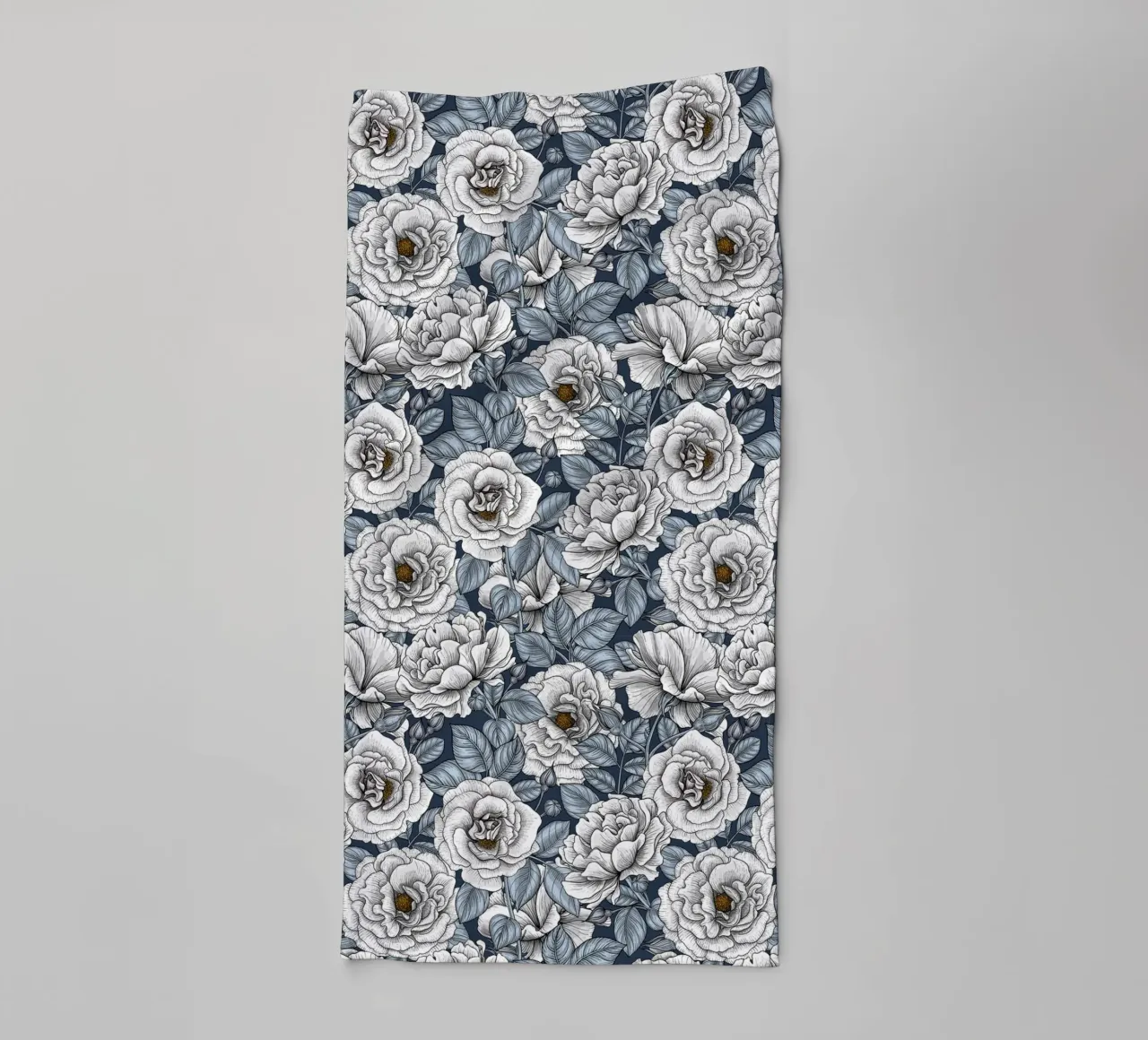 katerina Kirilova - Roseto d'argento asciugamano da bagno da The Artcircle