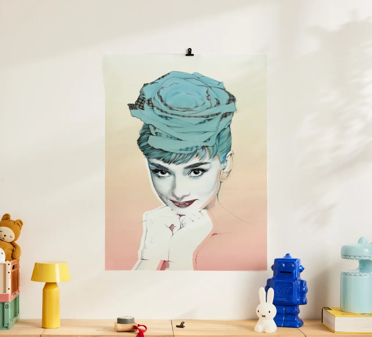 Collage artistico di Audrey Hepburn poster con telaio in alluminio da Susana Miranda ilustracion