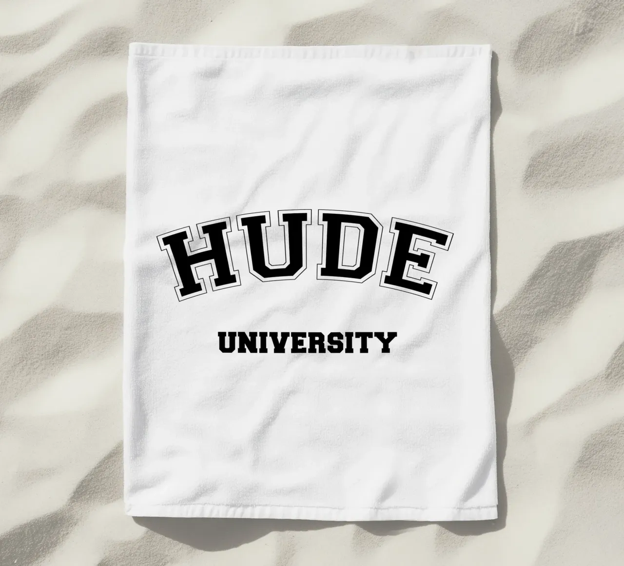 Hude University: Schriftzug in schwarz telo mare da Pulse of Art