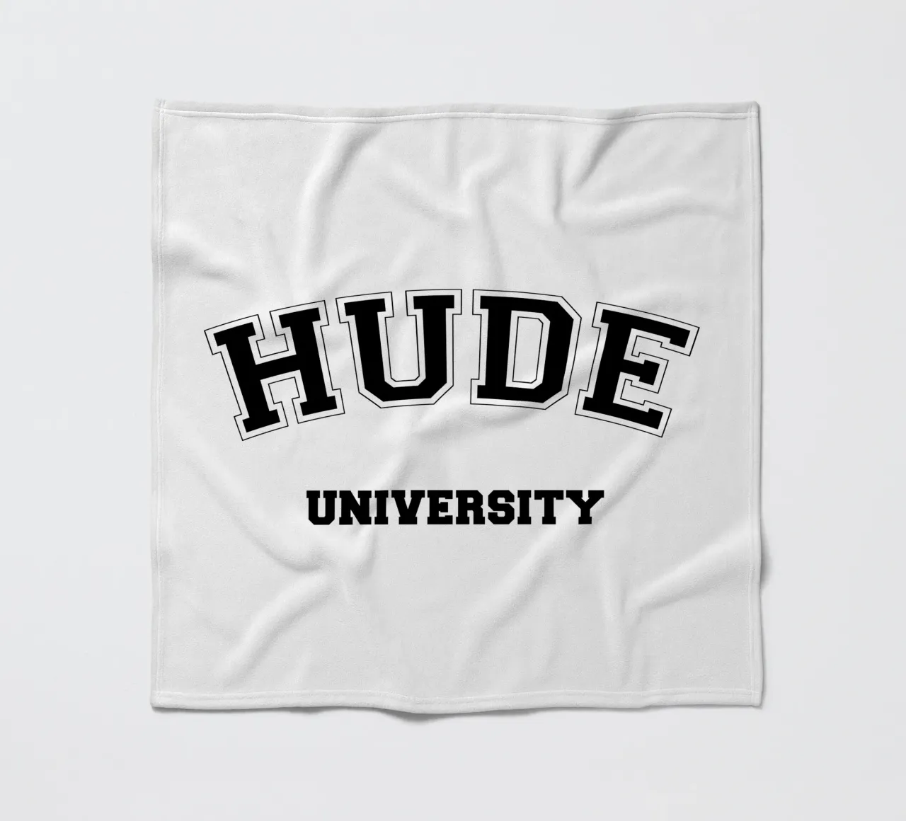 Hude University: Schriftzug in schwarz coperta in pile da Pulse of Art