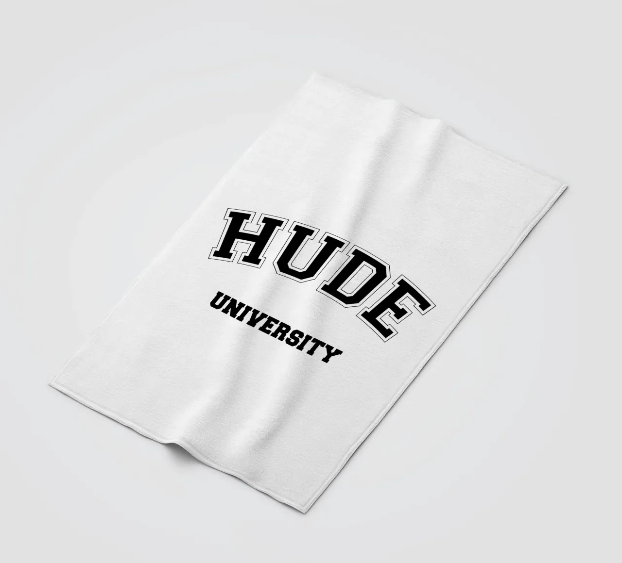 Hude University: Schriftzug in schwarz coperta in pile da Pulse of Art