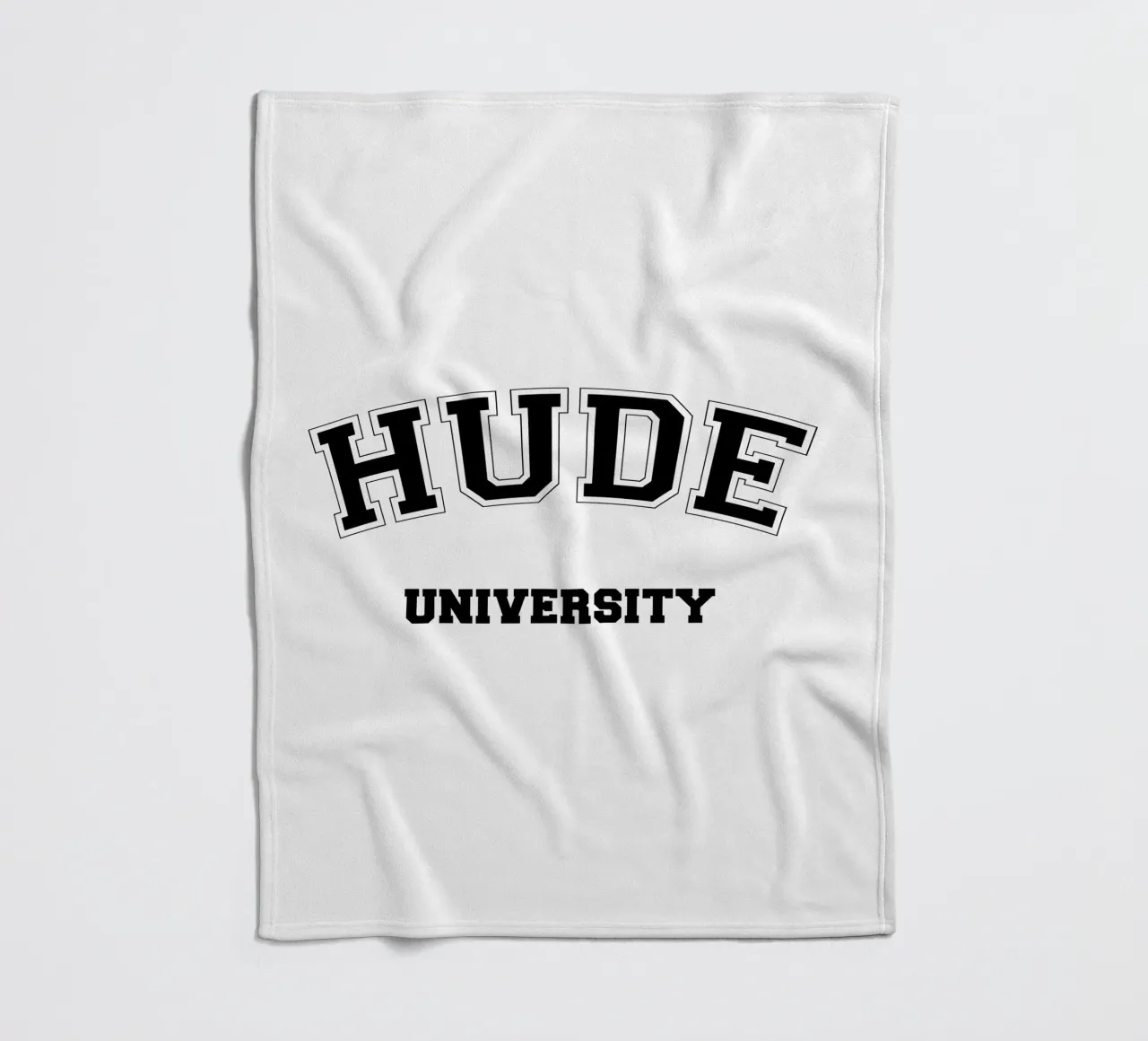 Hude University: Schriftzug in schwarz coperta in pile da Pulse of Art