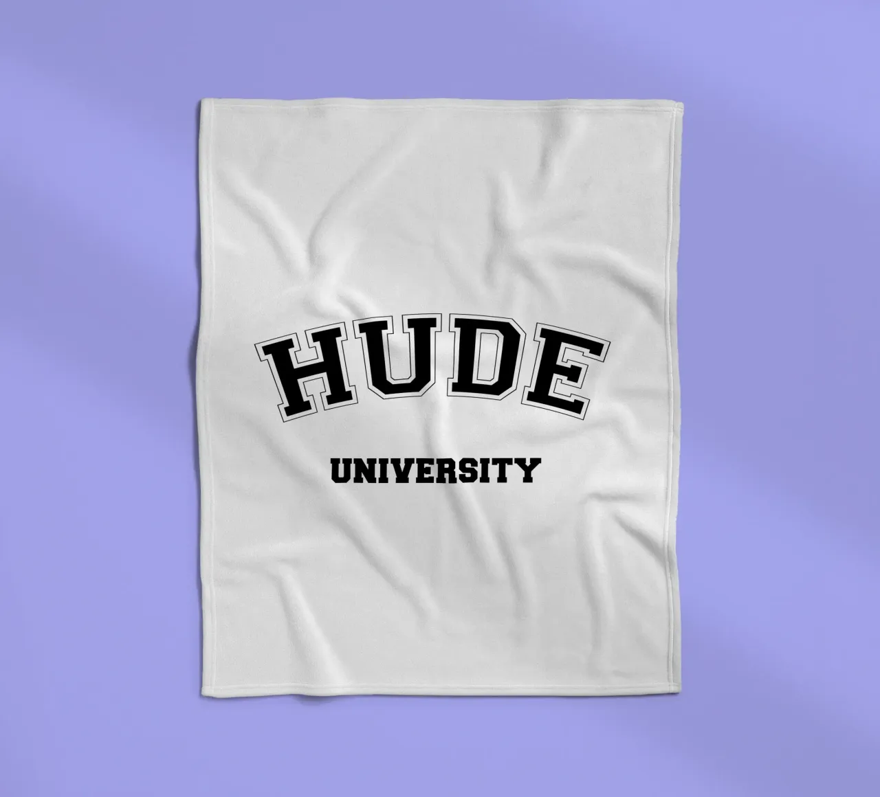 Hude University: Schriftzug in schwarz coperta in pile da Pulse of Art