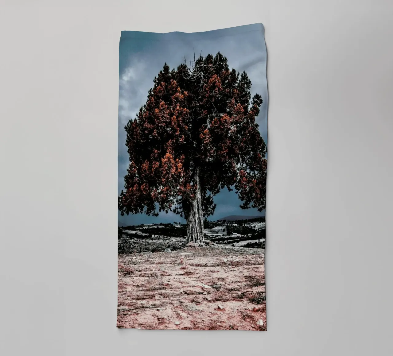 The Red Giant Tree asciugamano da bagno da Pale Grain