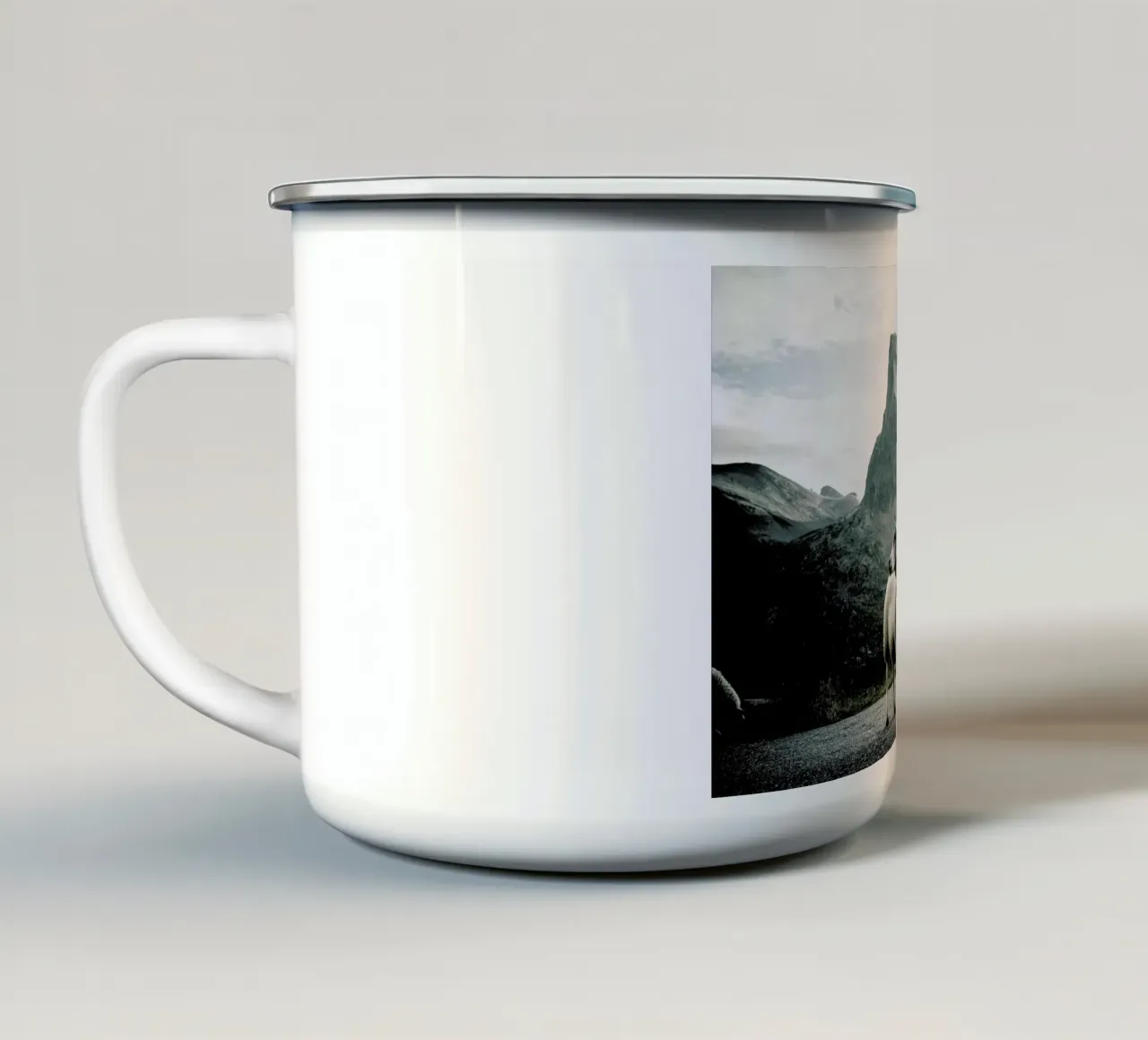 Sheep 1 tazza in smalto da Chris Abatzis