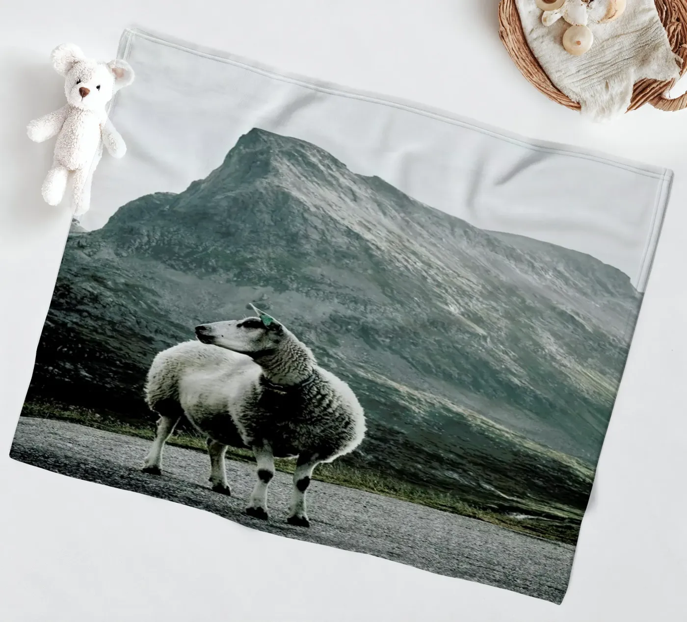 Sheep 1 Fleecedecke von Chris Abatzis