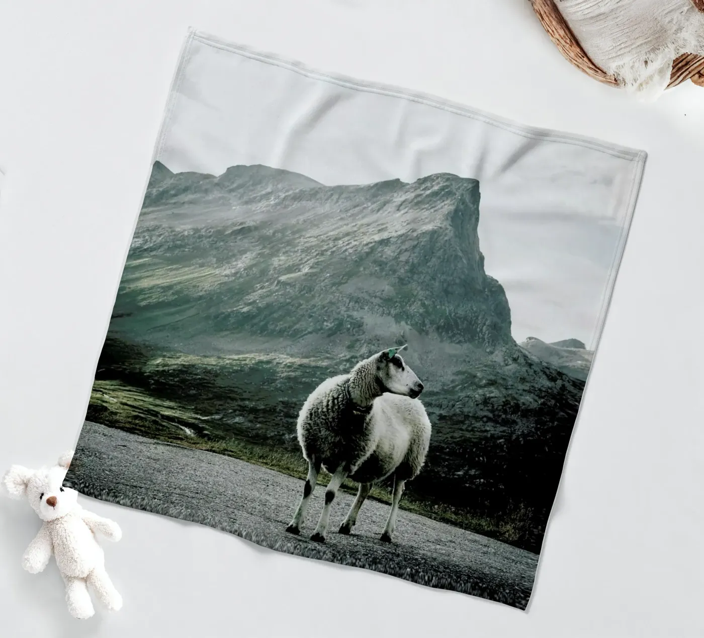 Sheep 1 Fleecedecke von Chris Abatzis