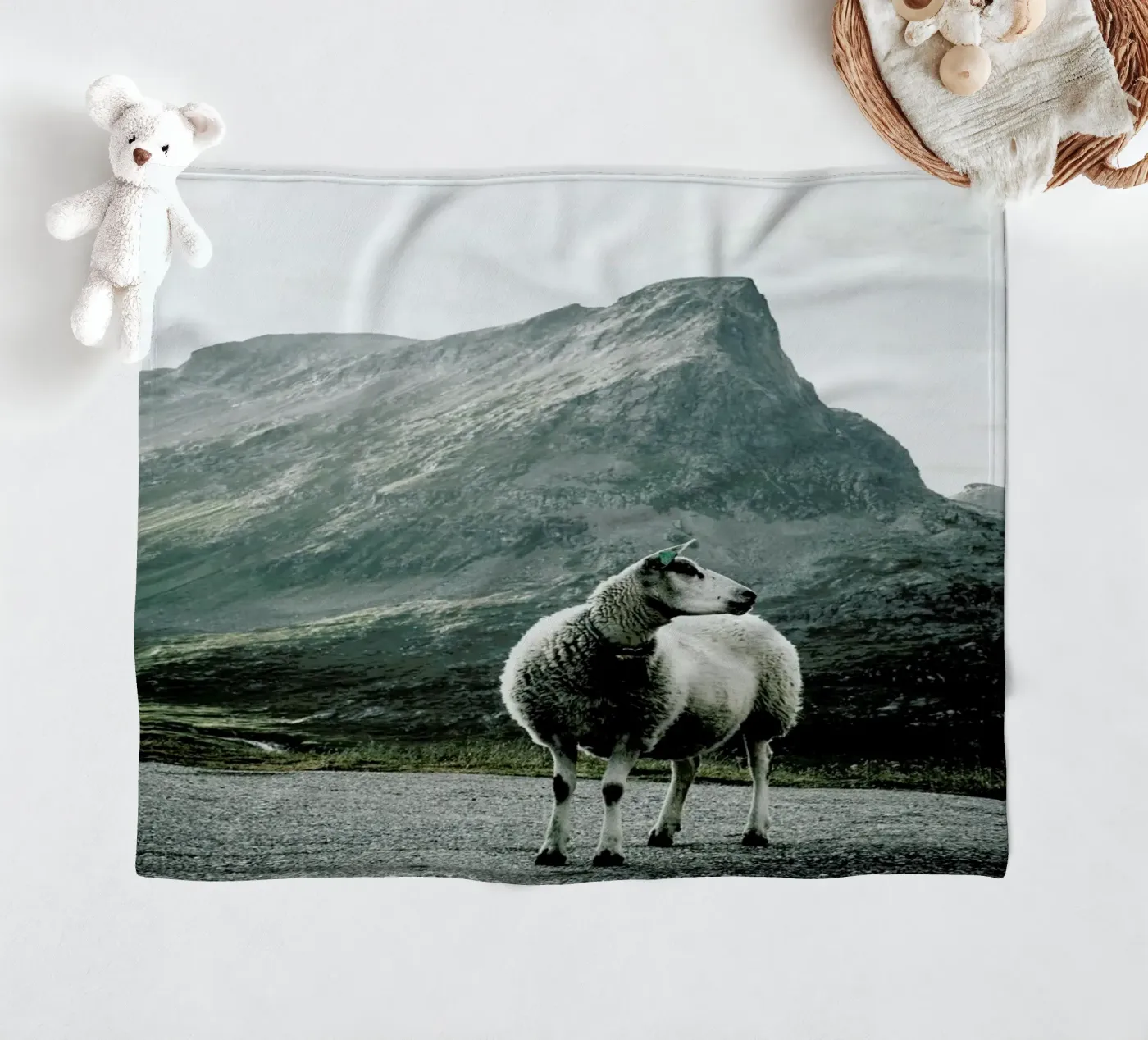 Sheep 1 Fleecedecke von Chris Abatzis