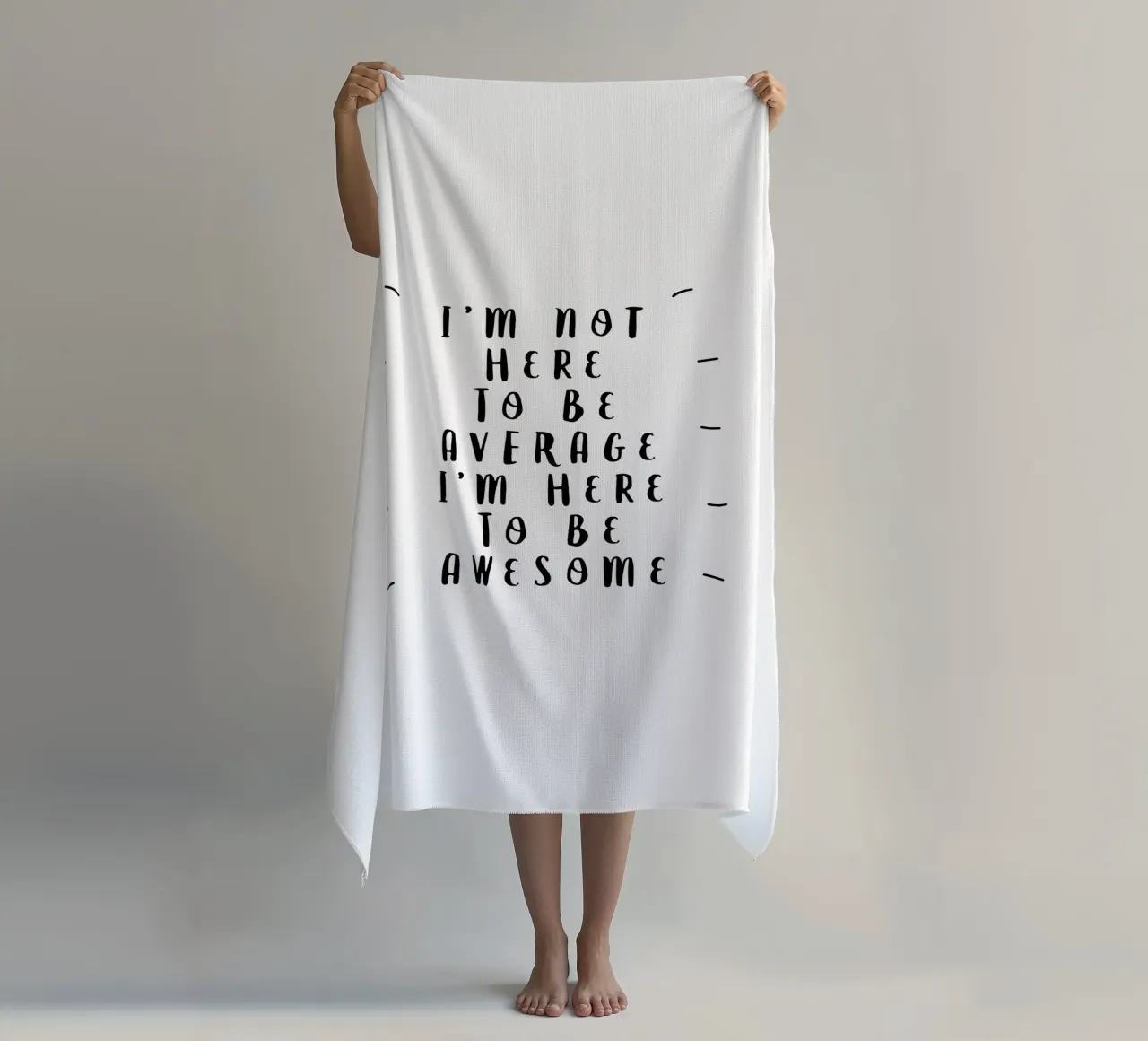 Ich bin nicht hier, um durchschnittlich zu sein, ich bin hier, um großartig zu sein Typografie Strandtuch von THE MOTIVATED TYPE