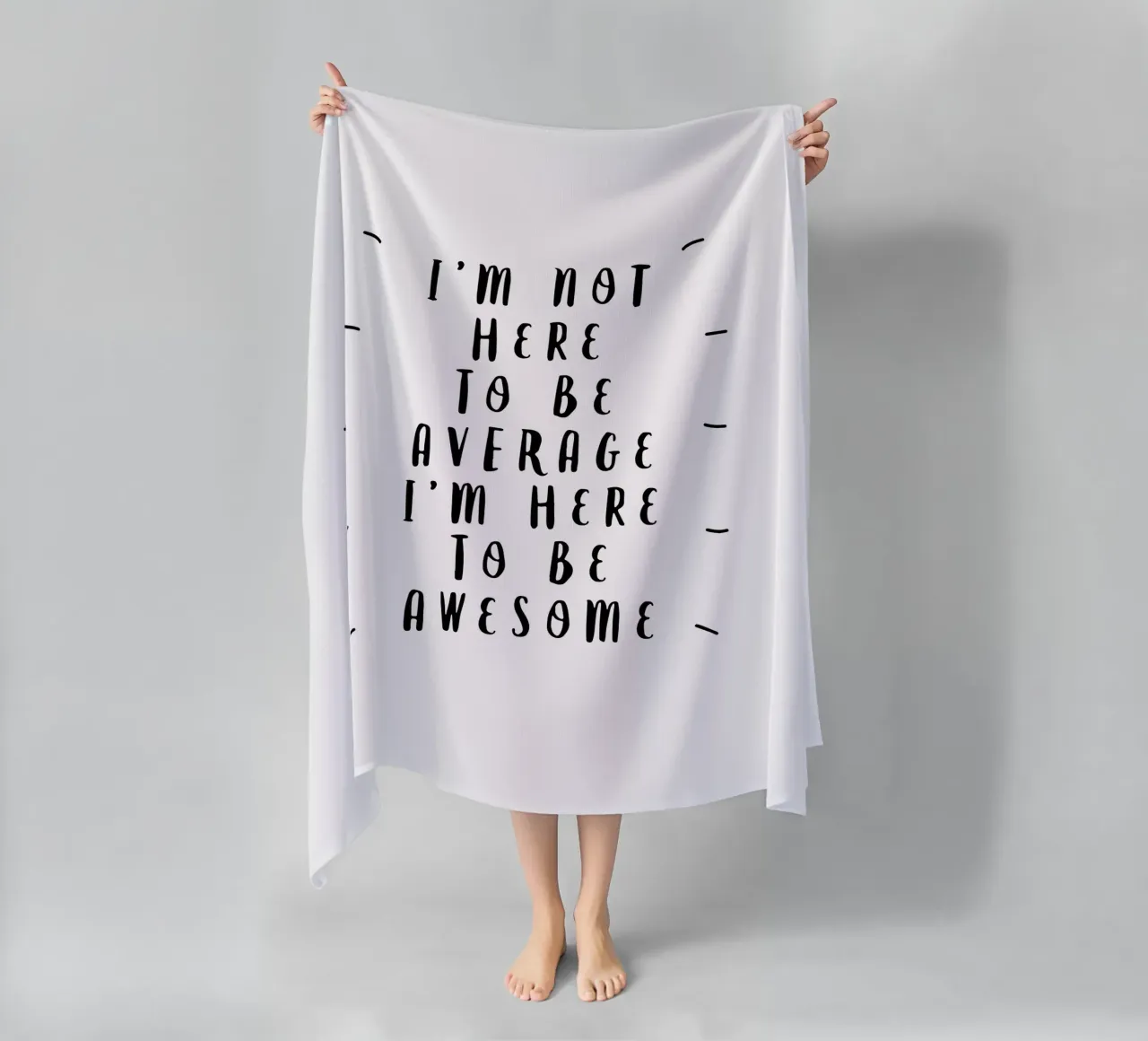 Ich bin nicht hier, um durchschnittlich zu sein, ich bin hier, um großartig zu sein Typografie Strandtuch von THE MOTIVATED TYPE
