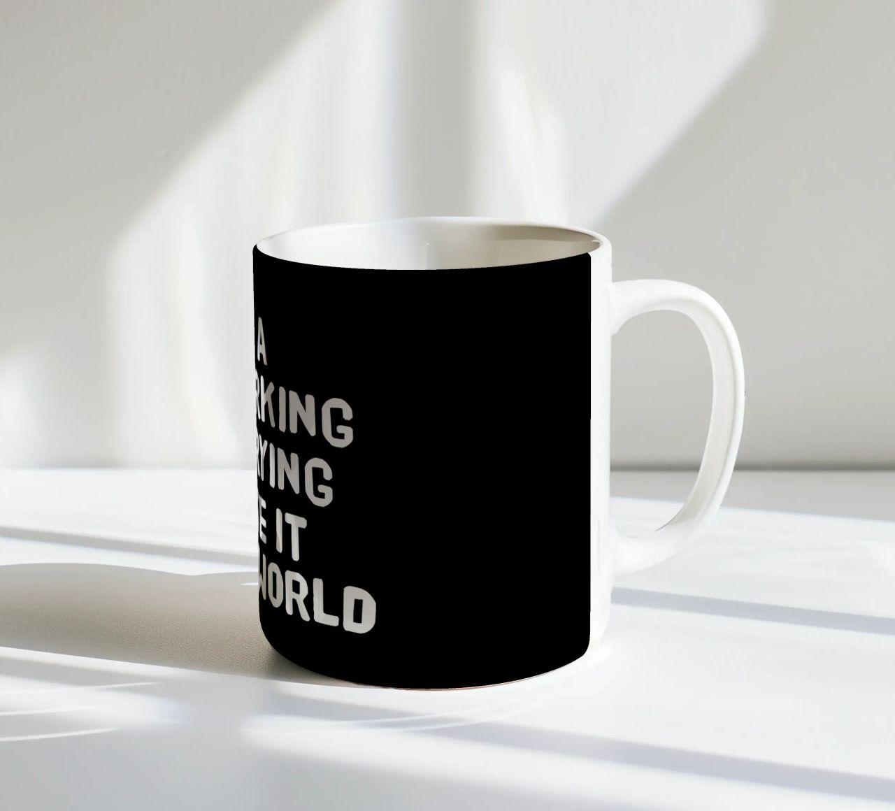 Just a hardworking girl trying to make it in this world tazza in ceramica da happieeagle