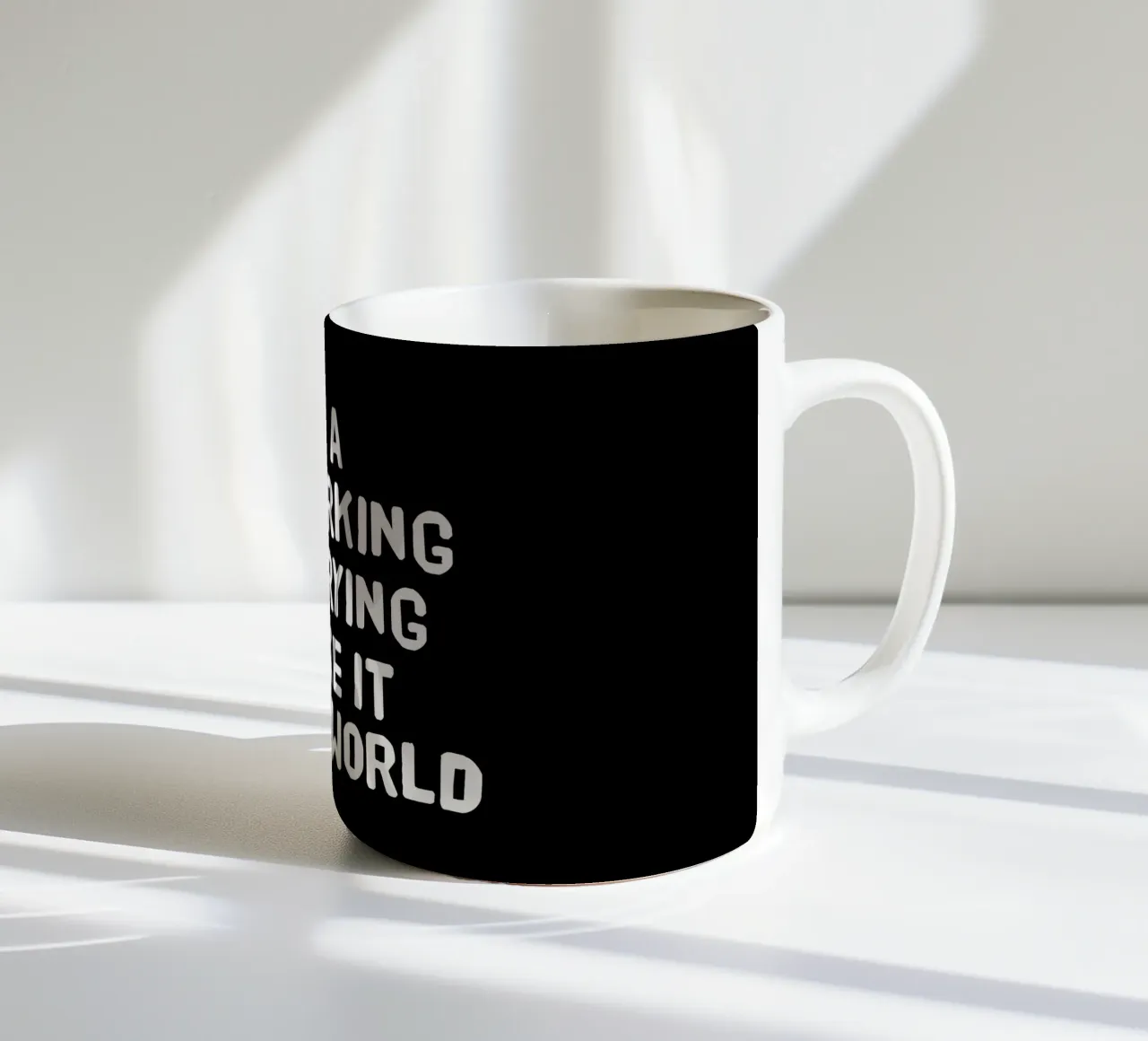 Just a hardworking girl trying to make it in this world tazza in ceramica da happieeagle