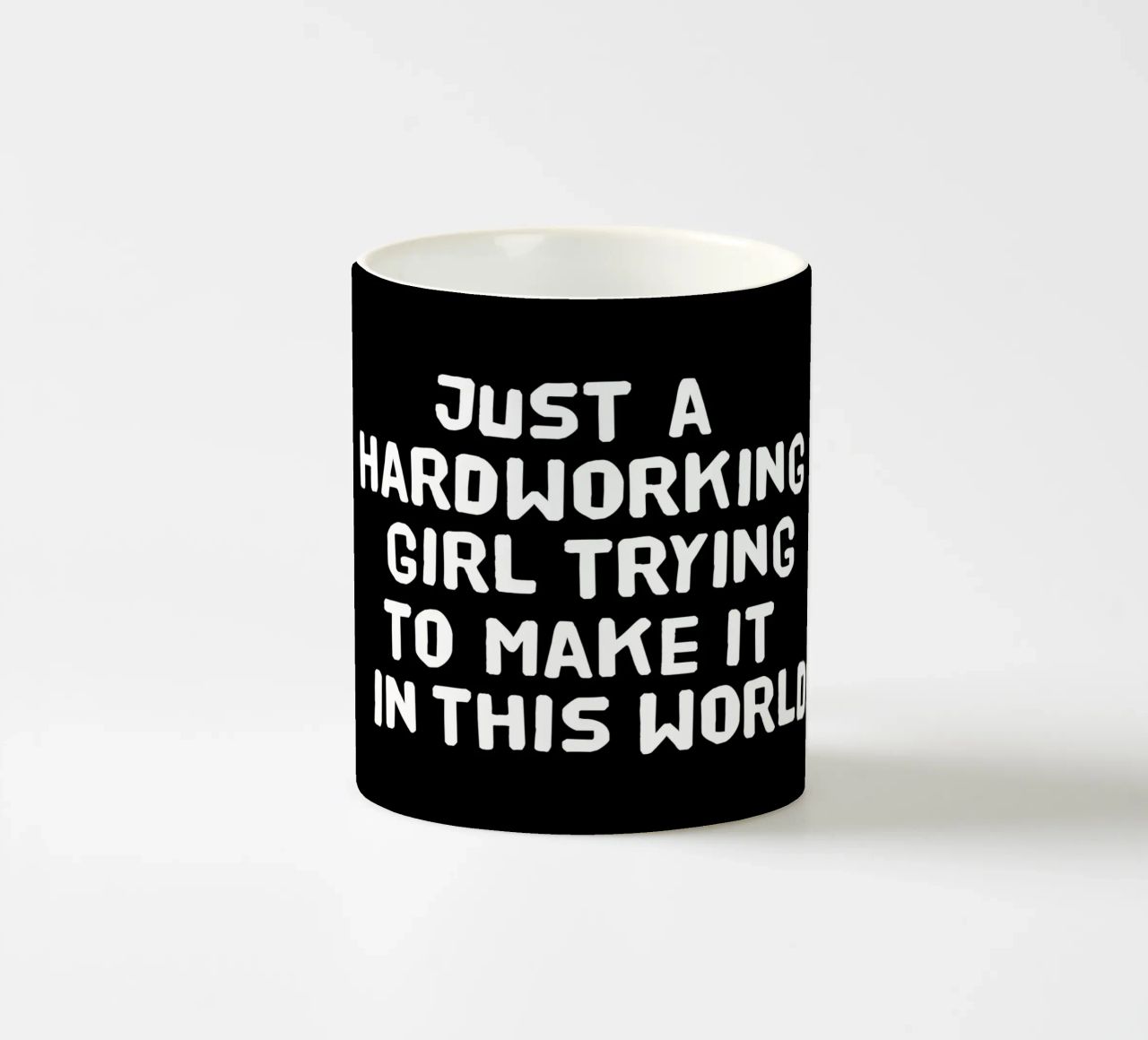 Just a hardworking girl trying to make it in this world tazza in ceramica da happieeagle
