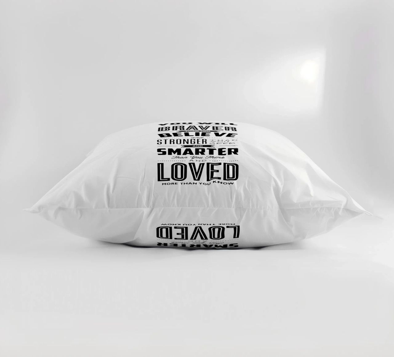 Vous êtes plus courageux que vous ne le croyez, plus fort qu'il n'y paraît coussin de THE MOTIVATED TYPE