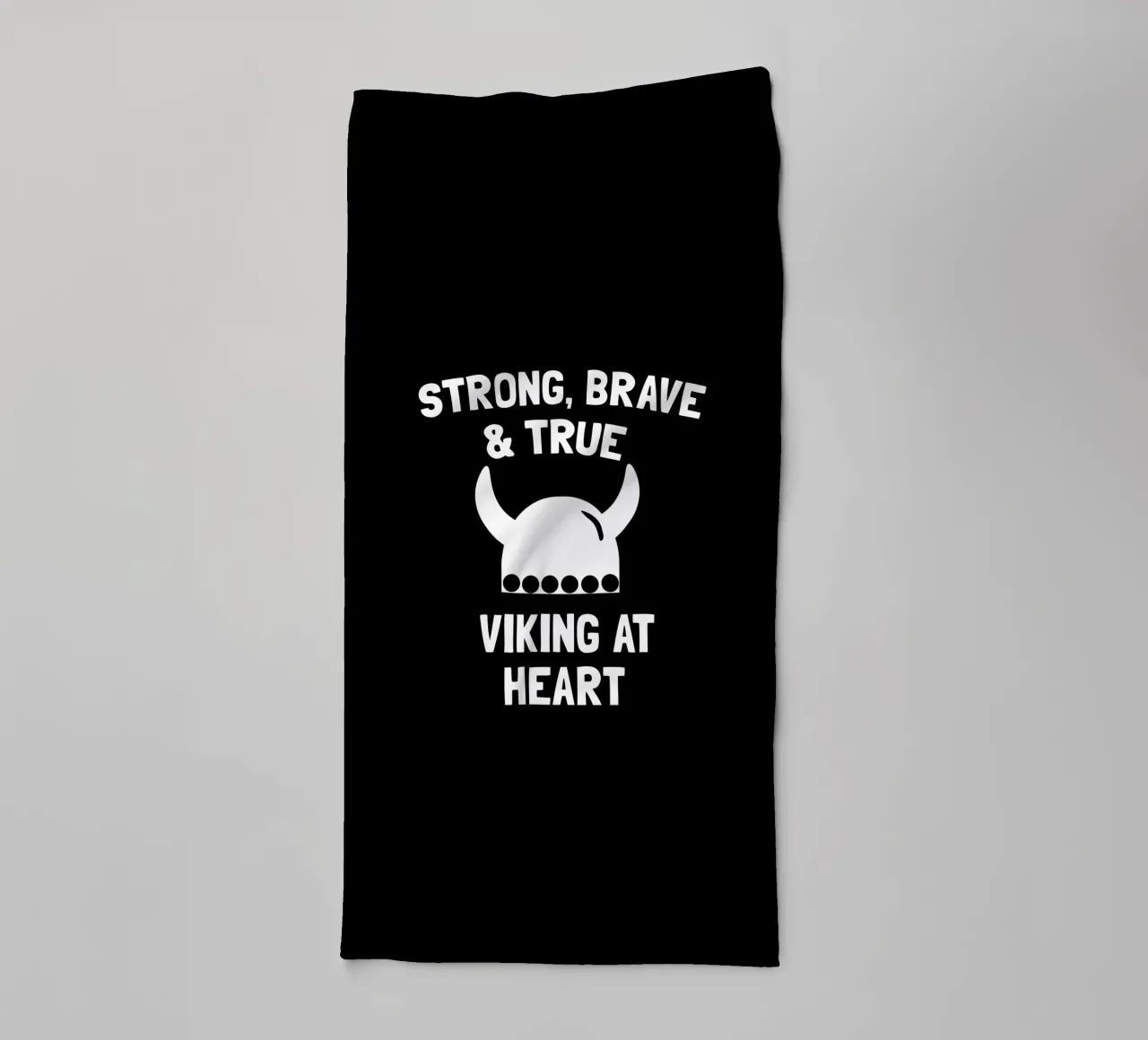 Strong, brave and true viking at heart toalla de baño de happieeagle
