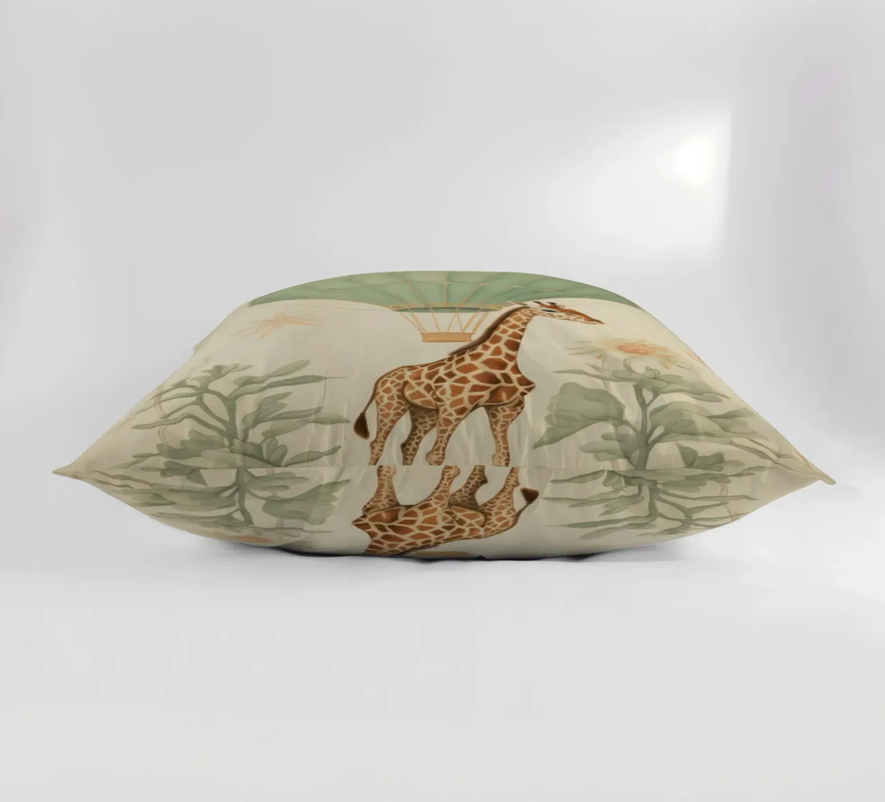 Giraffa con mongolfiera cuscino da IamHomeStudio