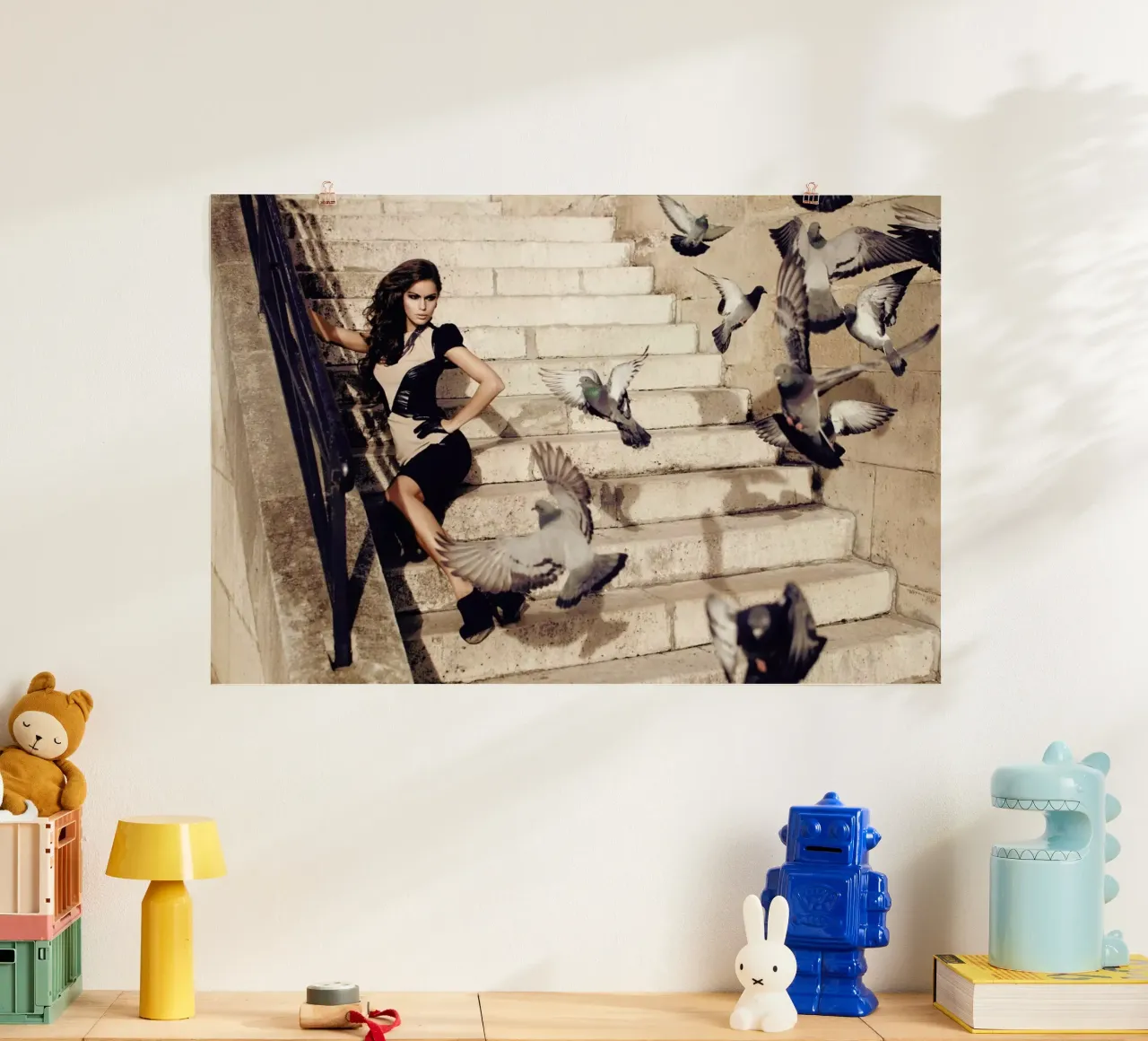 Doves in Paris poster con telaio in legno da Marie Bärsch
