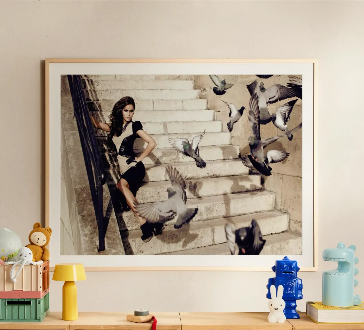 Doves in Paris poster con telaio in legno da Marie Bärsch