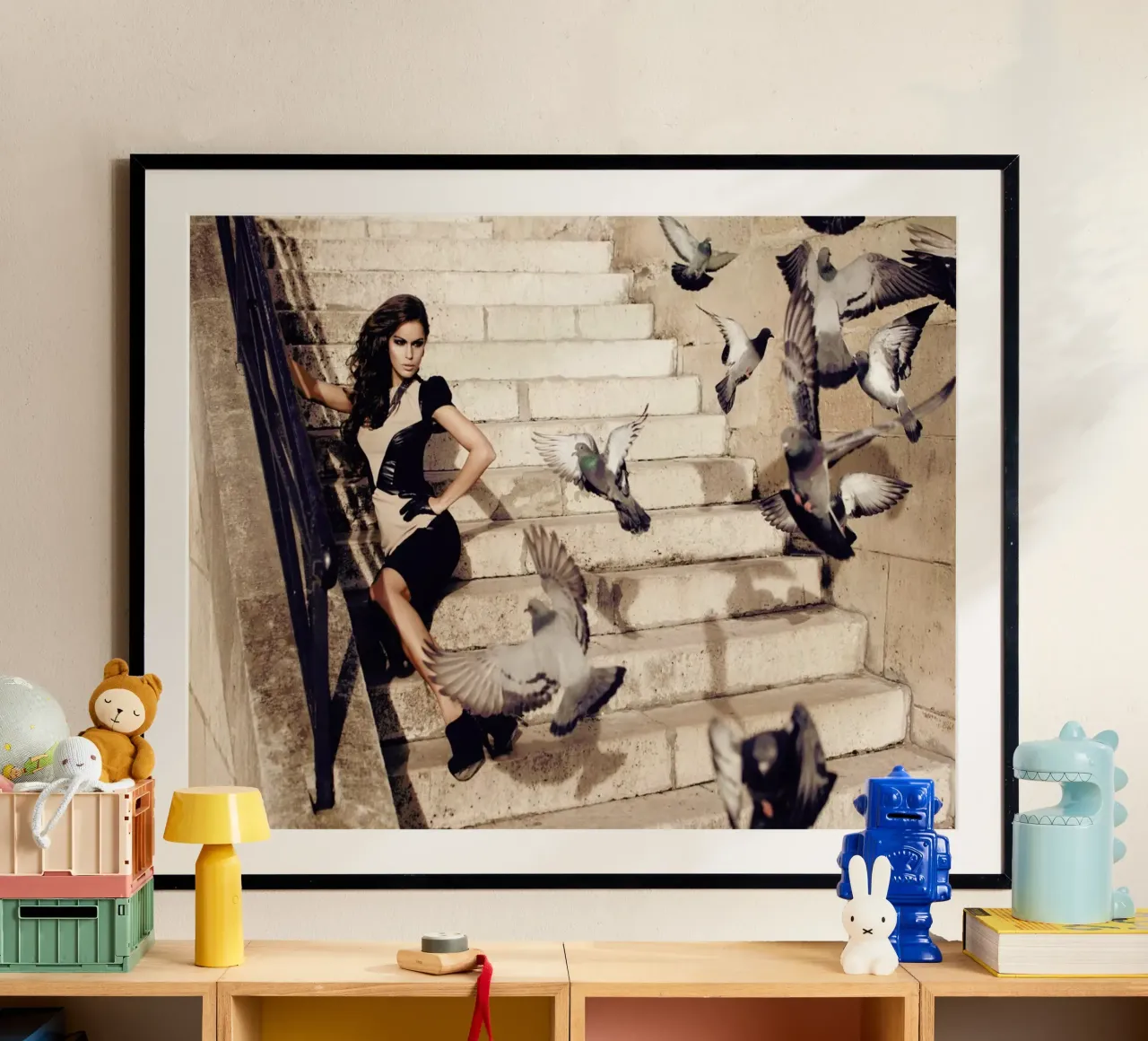 Doves in Paris poster con telaio in legno da Marie Bärsch